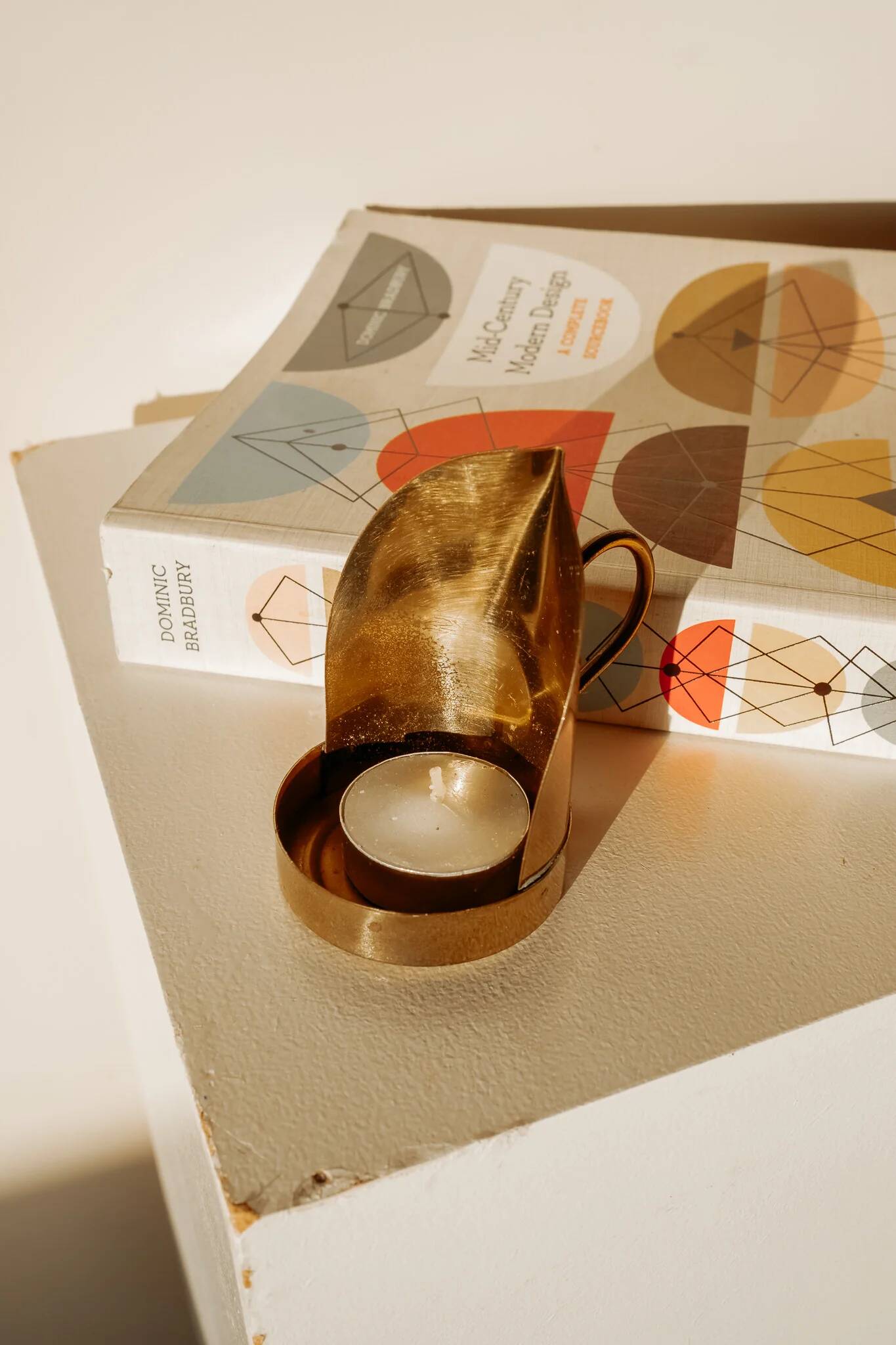 Brass tea light holder with handle
