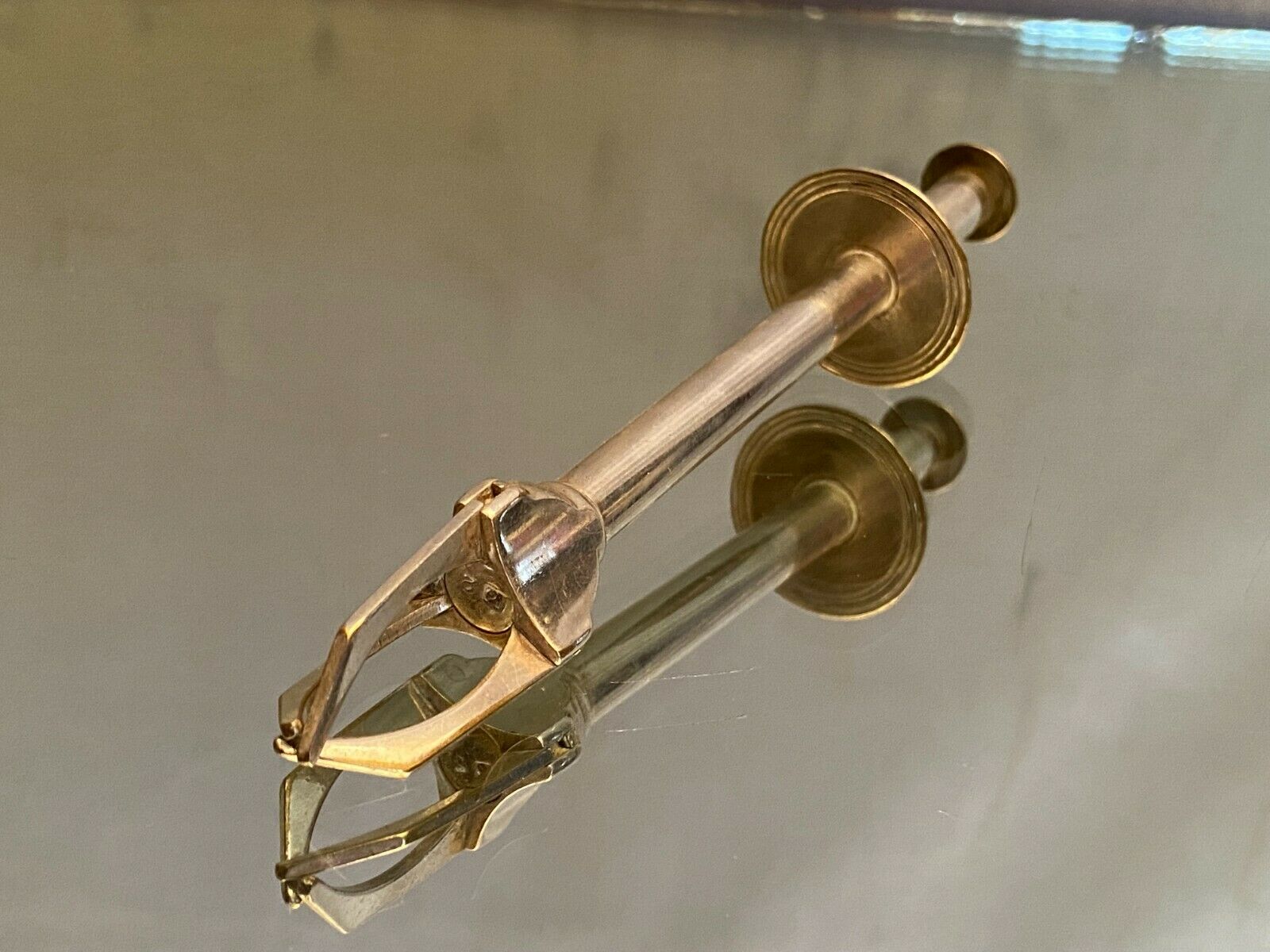 Silver metal crab type sugar clamp