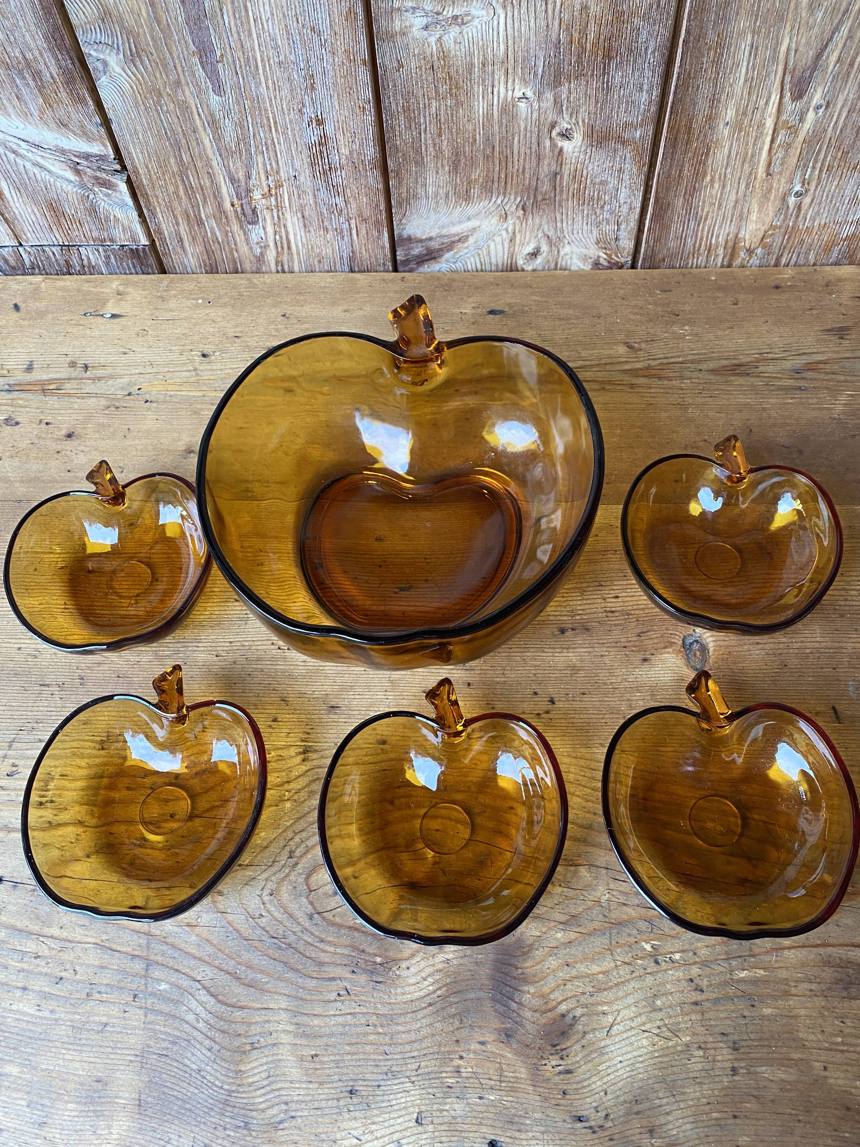 Salad bowl and apple raviers in amber glass 70 years