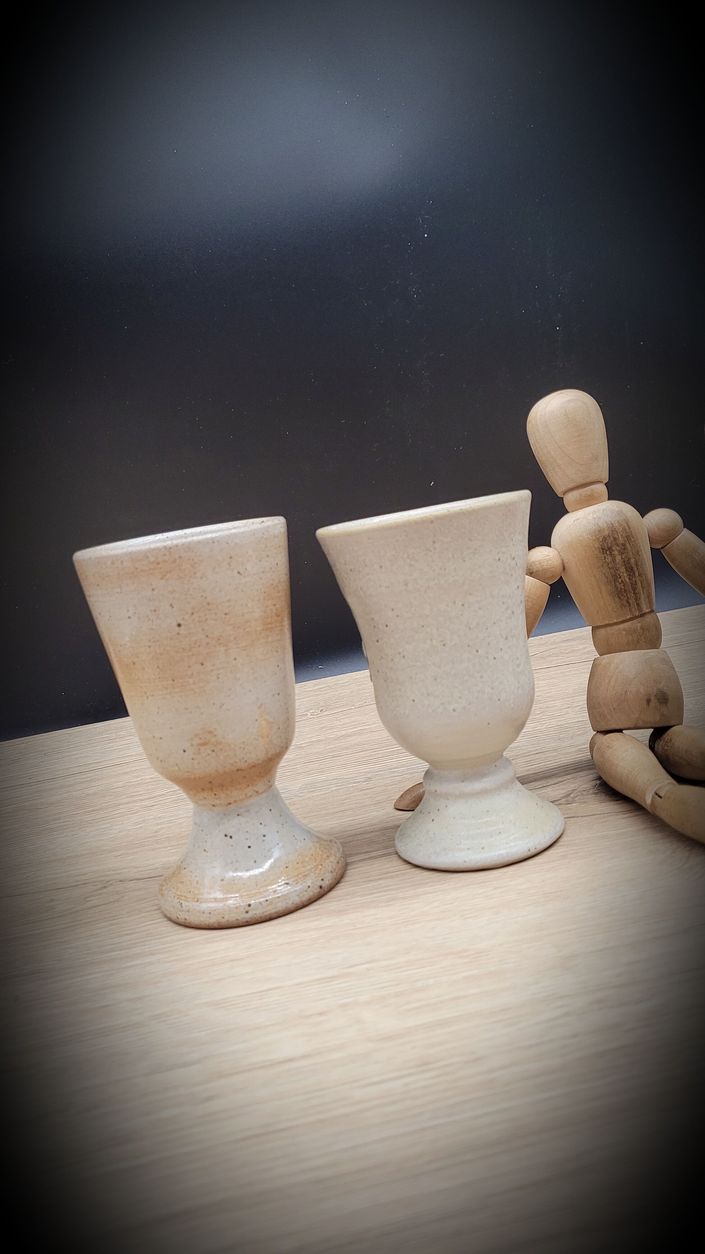 Set 4 mismatched beige cups