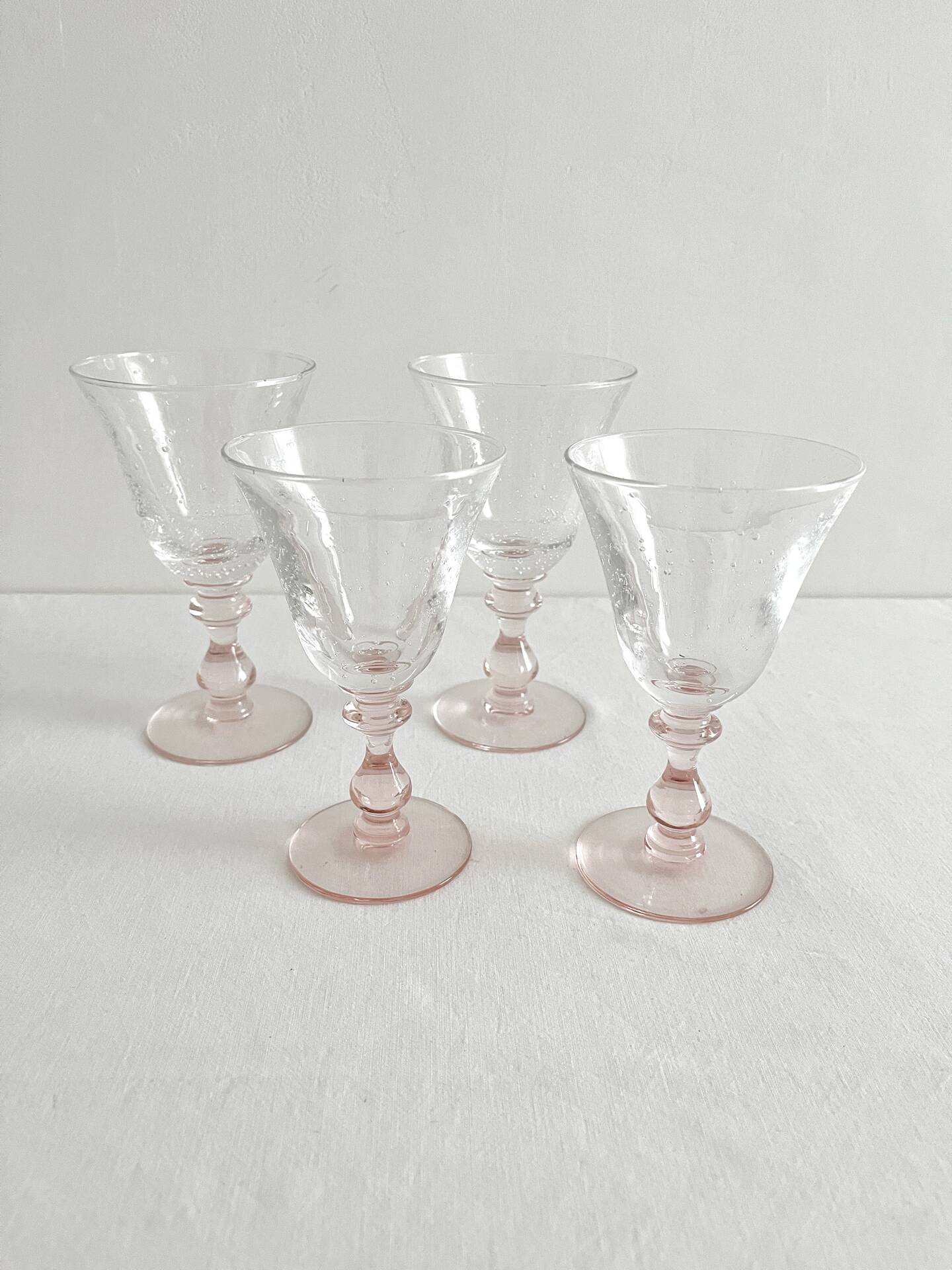 4 verres à vin pied rose en verre bullé vintage