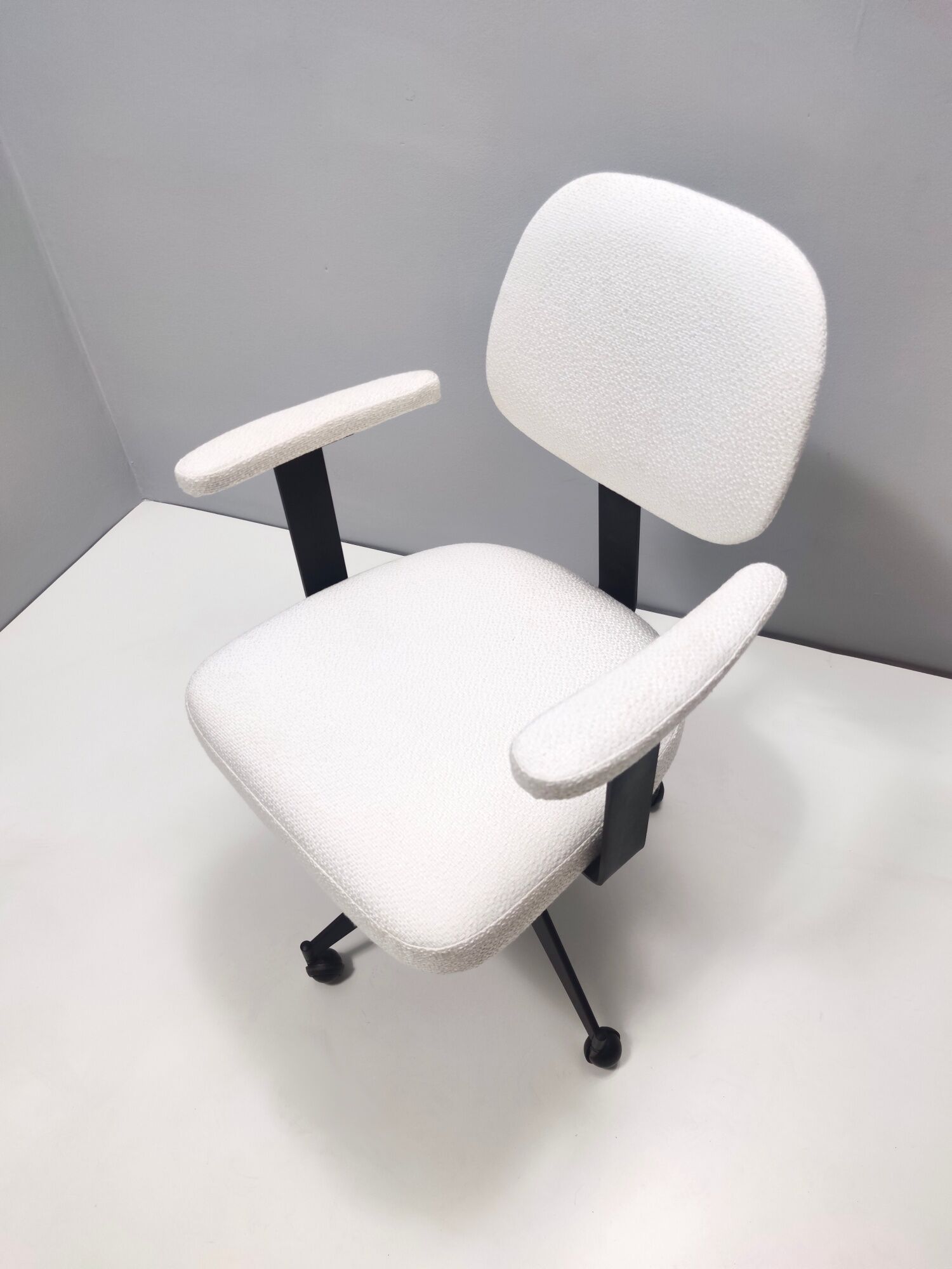 Chaise de bureau vintage en tissu blanc avec cadre en métal noir imputable à velca