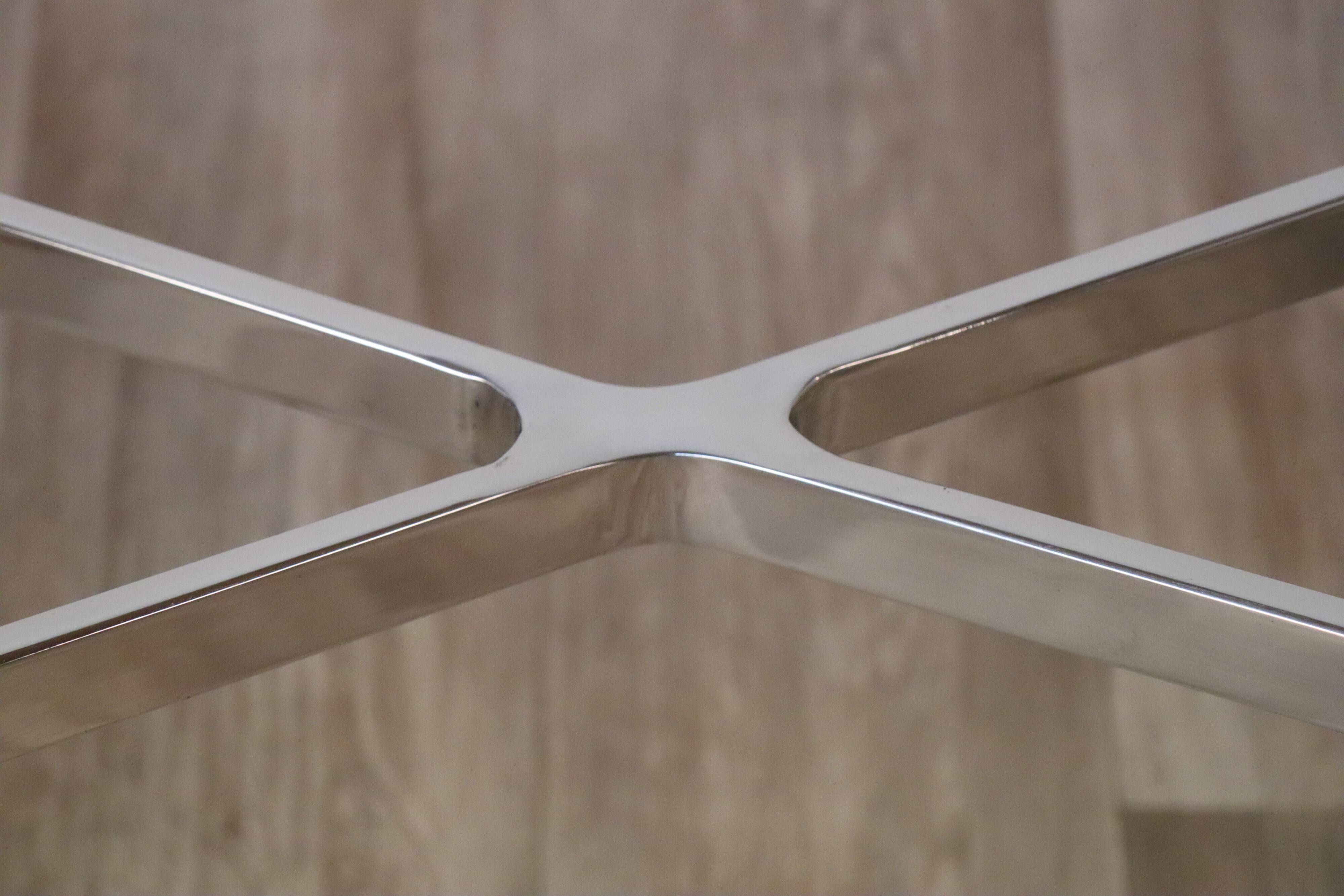 Table basse minimaliste en acier chromé et verre