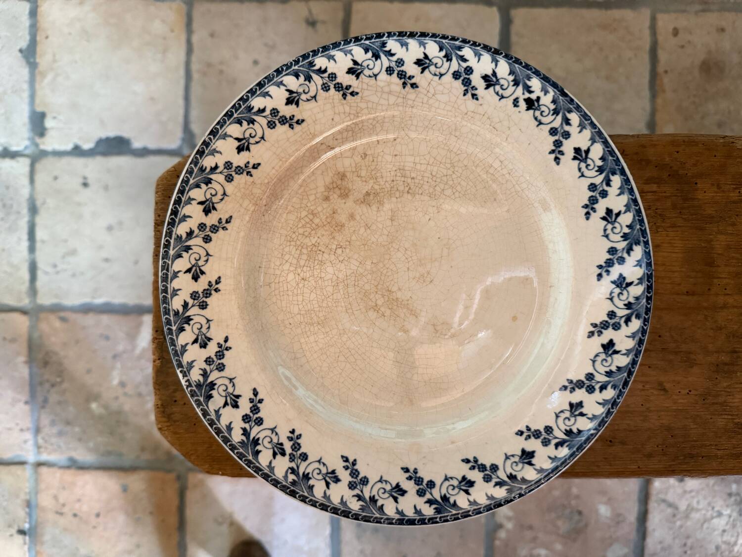 Plate on pedestal in Gien ironstone model Montigny