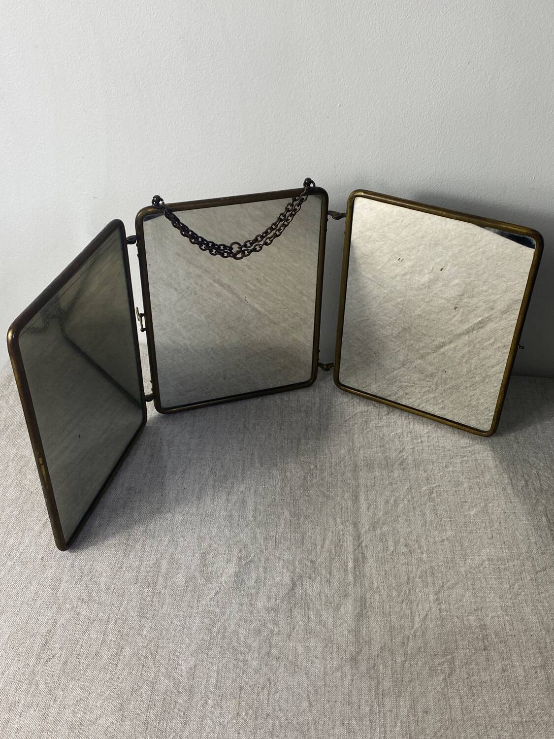 Miroir de barbier, triptyque cuir et laiton