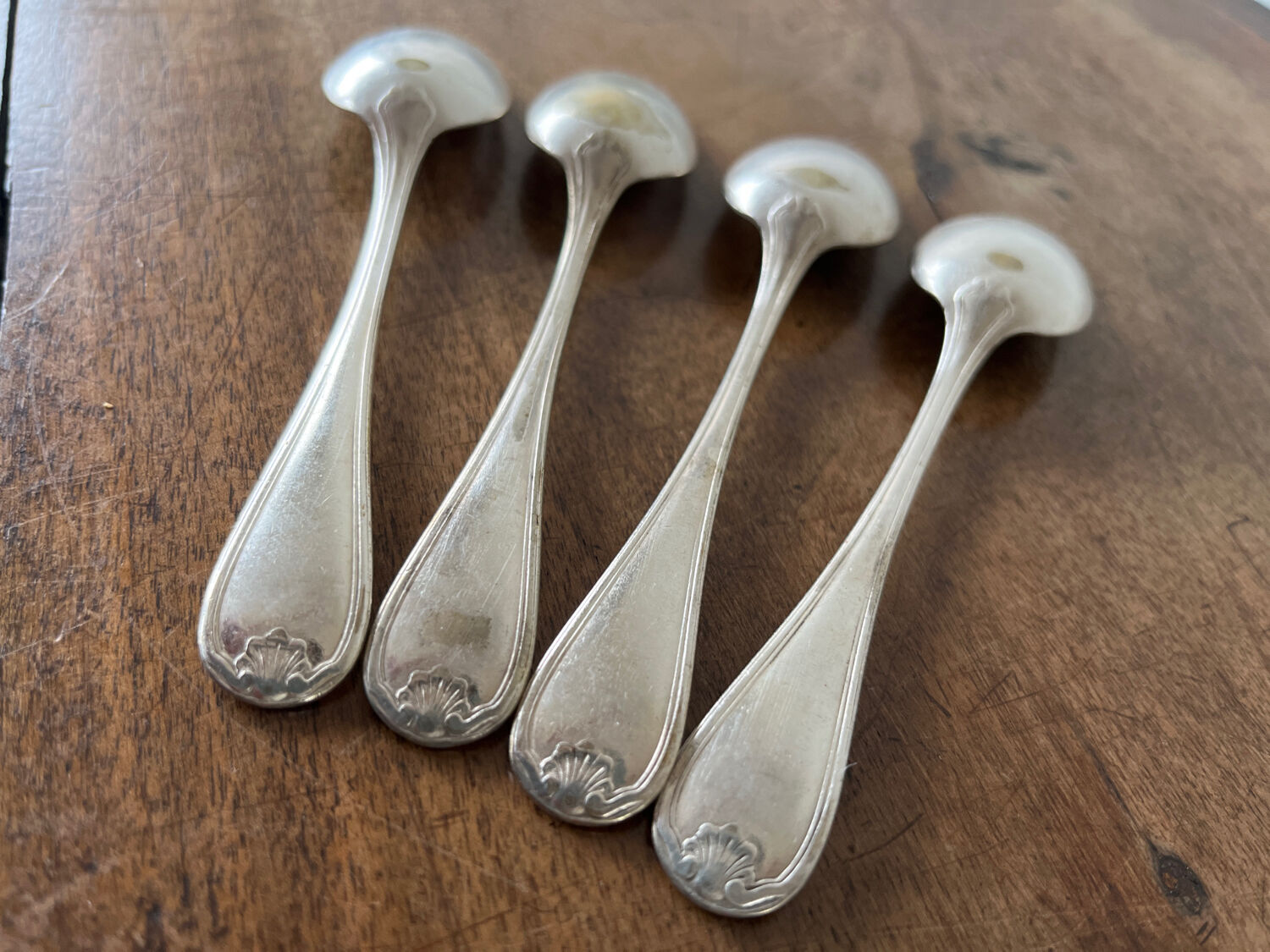 4 teaspoons in silver metal