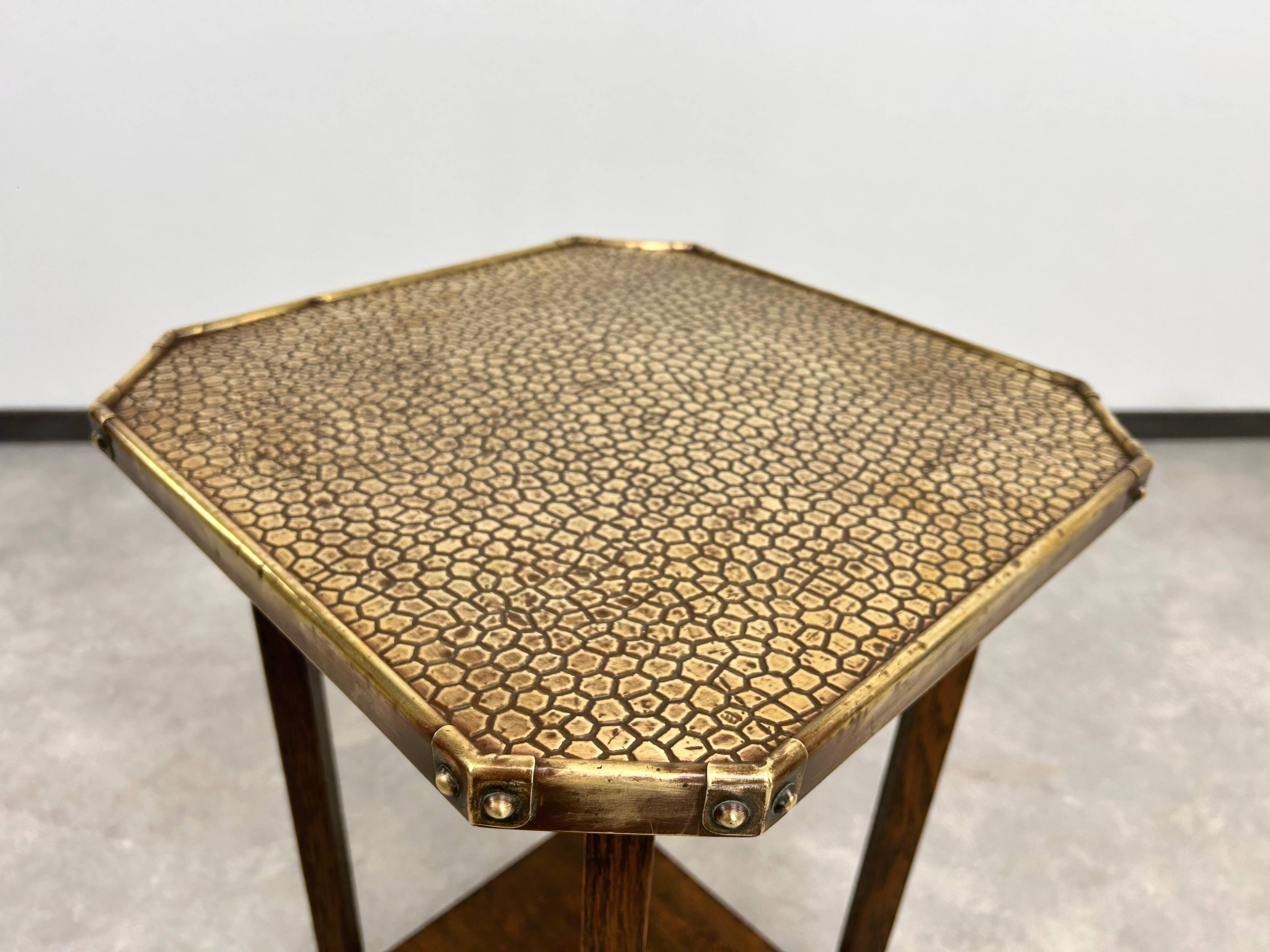 Table d'appoint Jugendstil avec plateau en laiton martelé