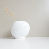 White 80s vase in shell shape