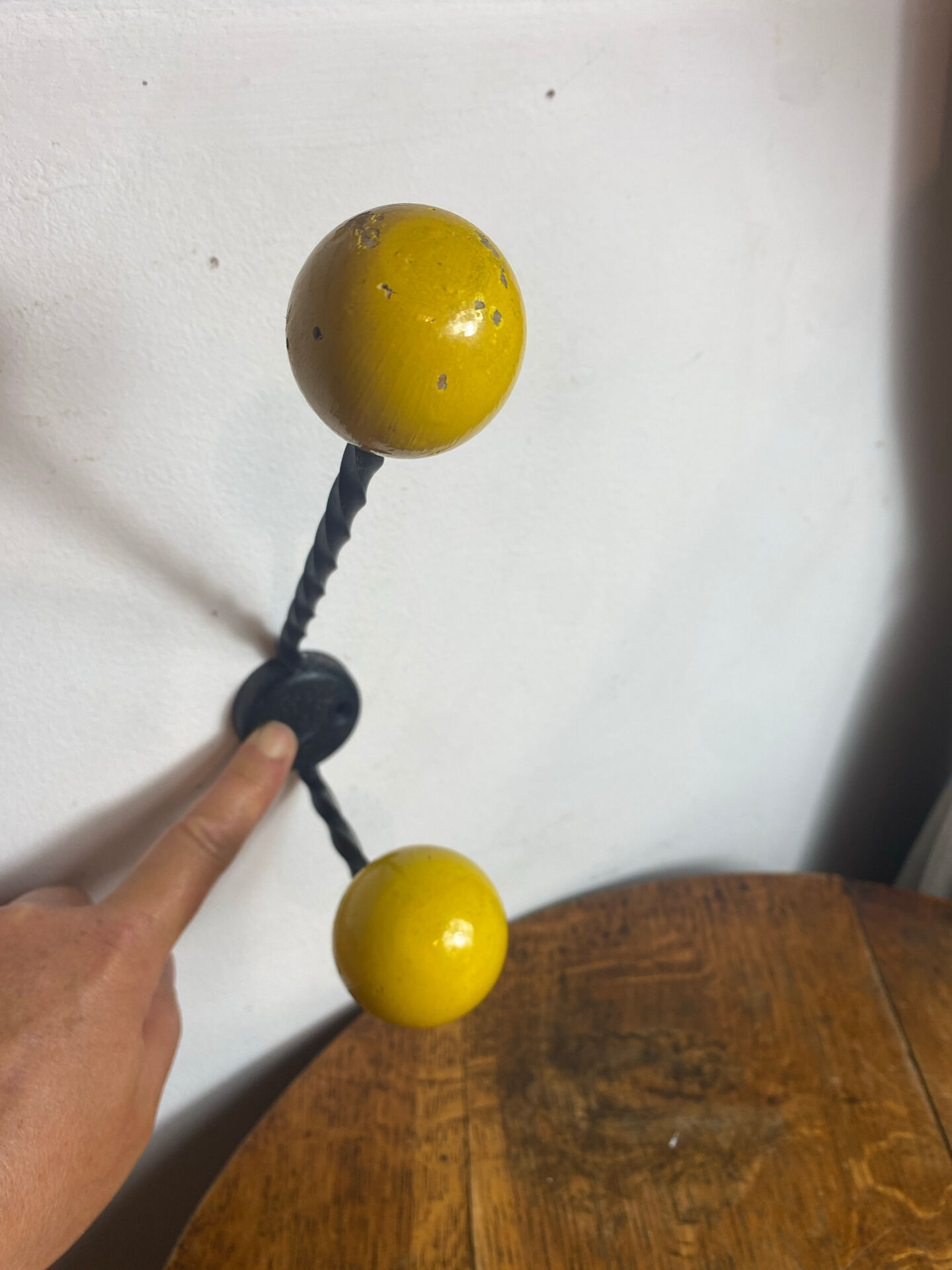 Patére en fer forgé torsadé et boules en bois