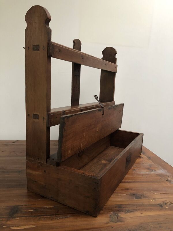 Etagère murale ancienne en bois ayant appartenu à un religieux
