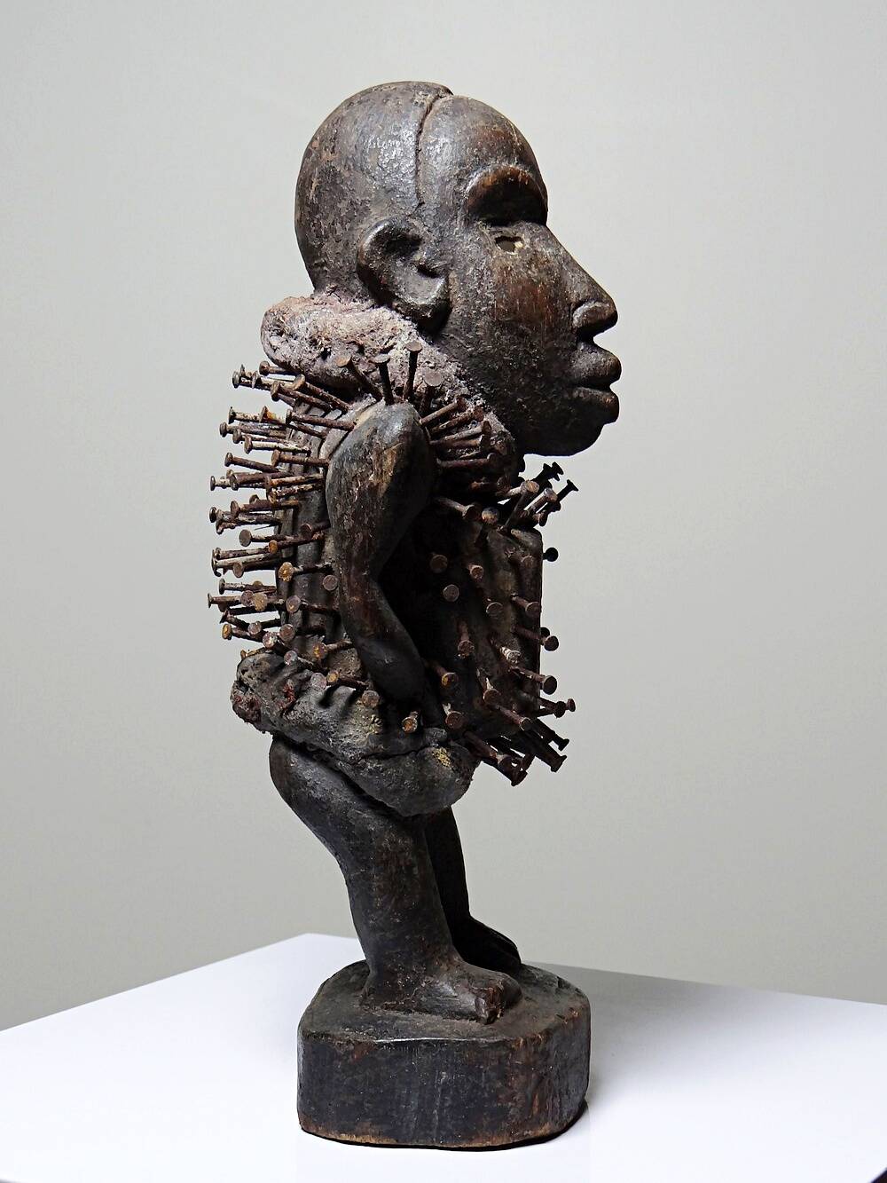Fétiche à clous Nkisi Nkonde, peuple Kongo, Congo, milieu XXᵉ siècle
