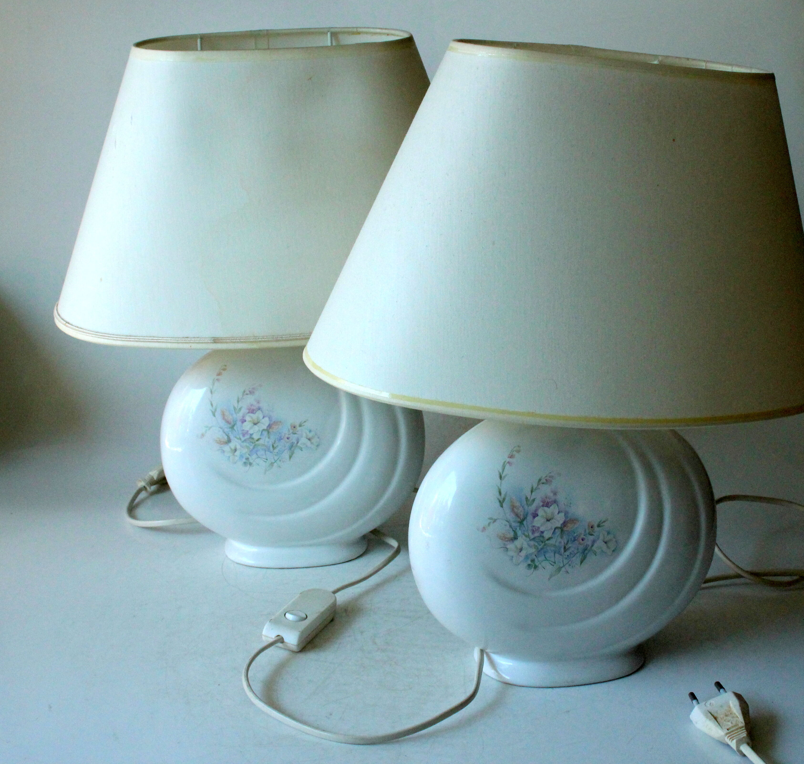 2 bedside lamps made of white ceramic with floral motifs and fabric lampshades, vintage from the 70s