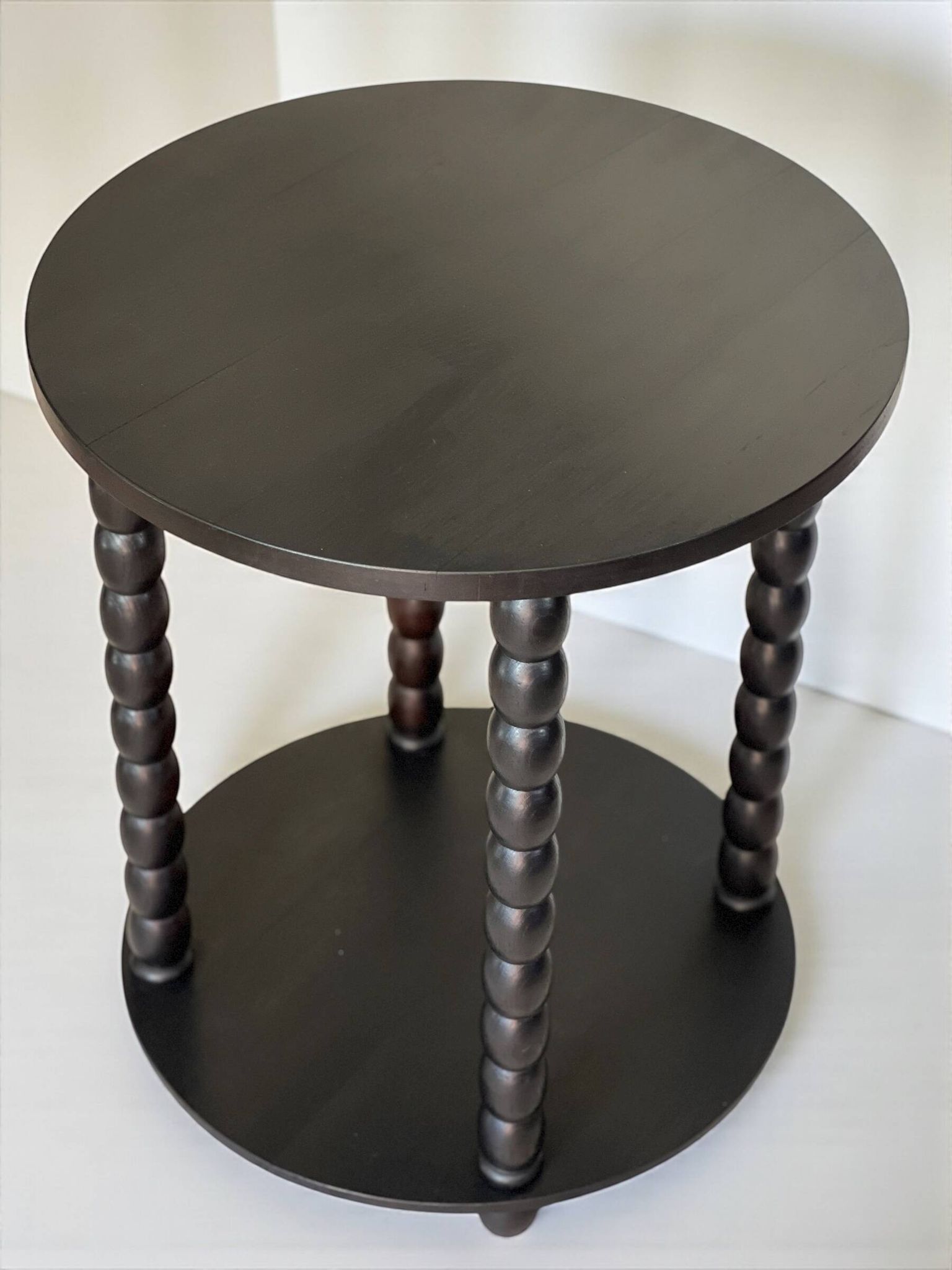 Ensemble table d'appoint et 2 tabourets, bois teinté noir Circa 1950