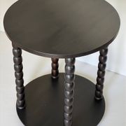 Ensemble table d'appoint et 2 tabourets, bois teinté noir Circa 1950