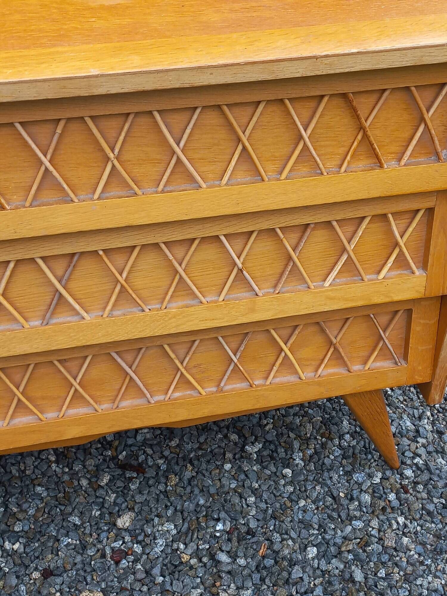 Vintage chest of drawers in light oak and rattan with tapered legs, 3 drawers from the 1950s.