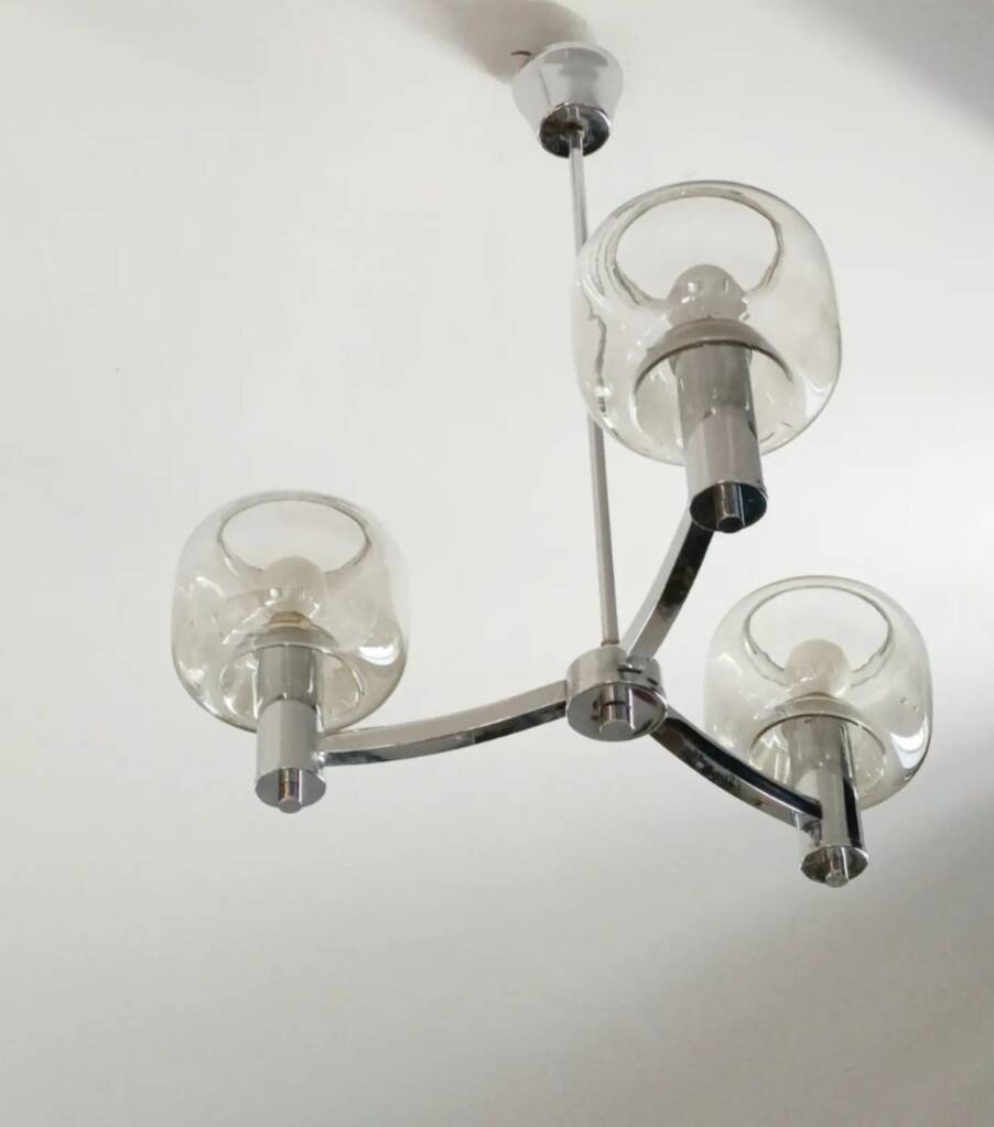 Lustre 3 branches métal chromé, globes verre fumé gris, See Delmas 1970