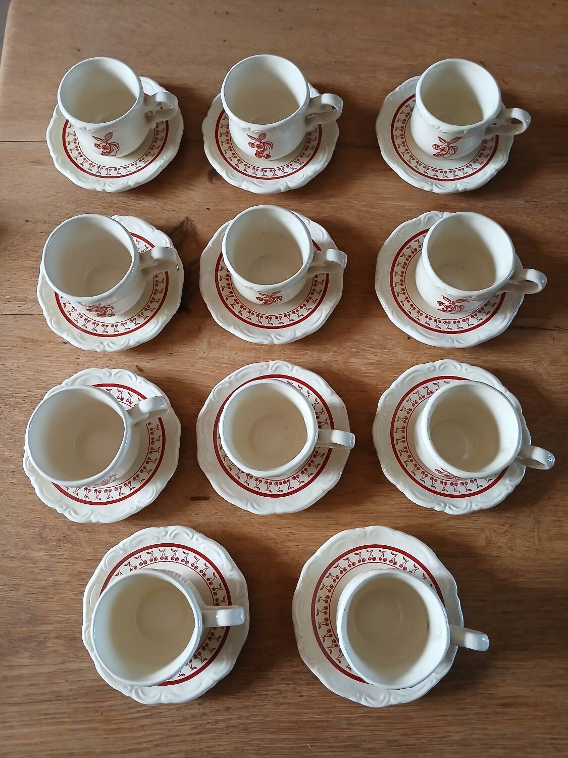10 tasses et soucoupes "Le grenier de Louise "