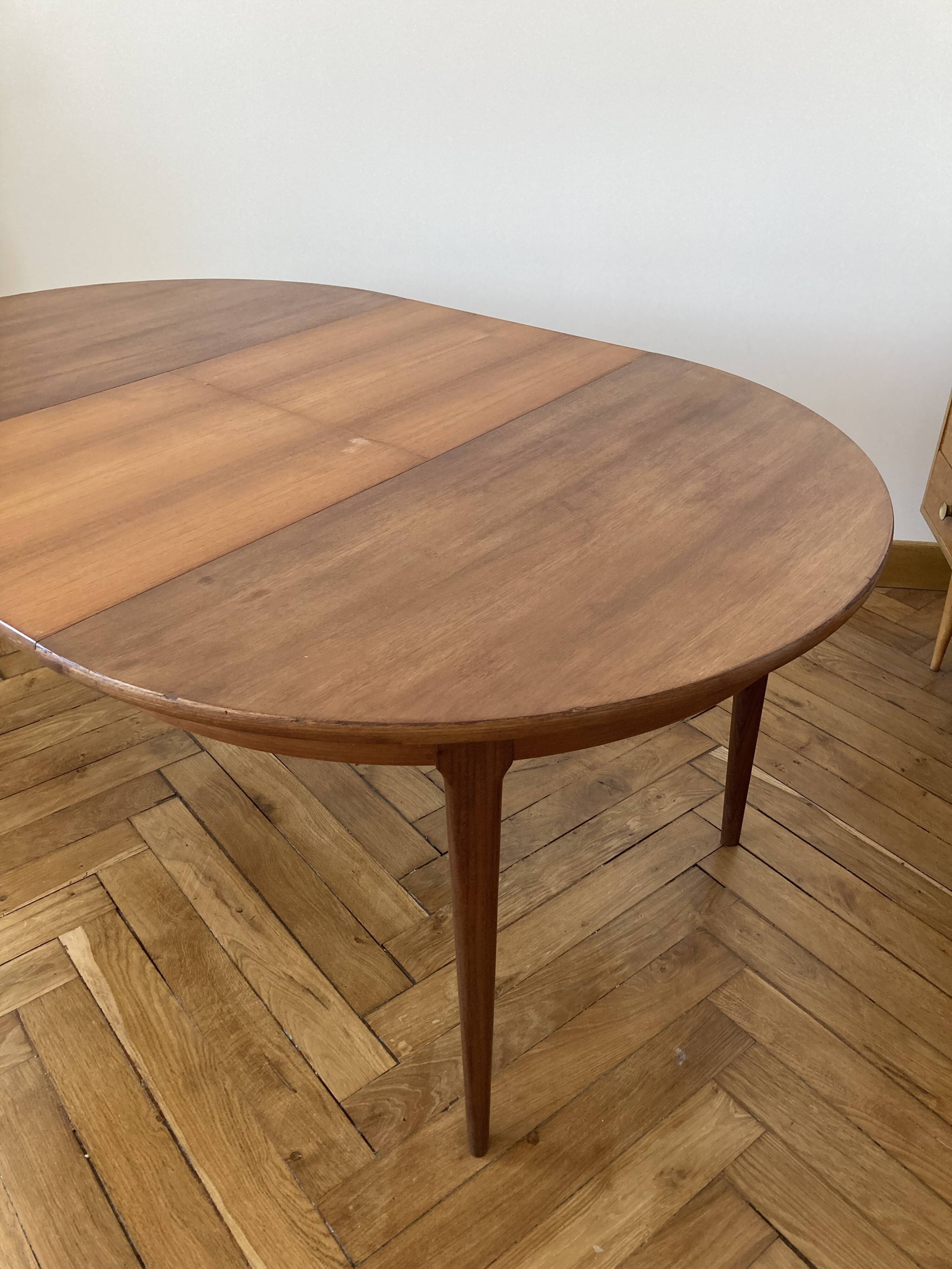 Extendable Scandinavian table