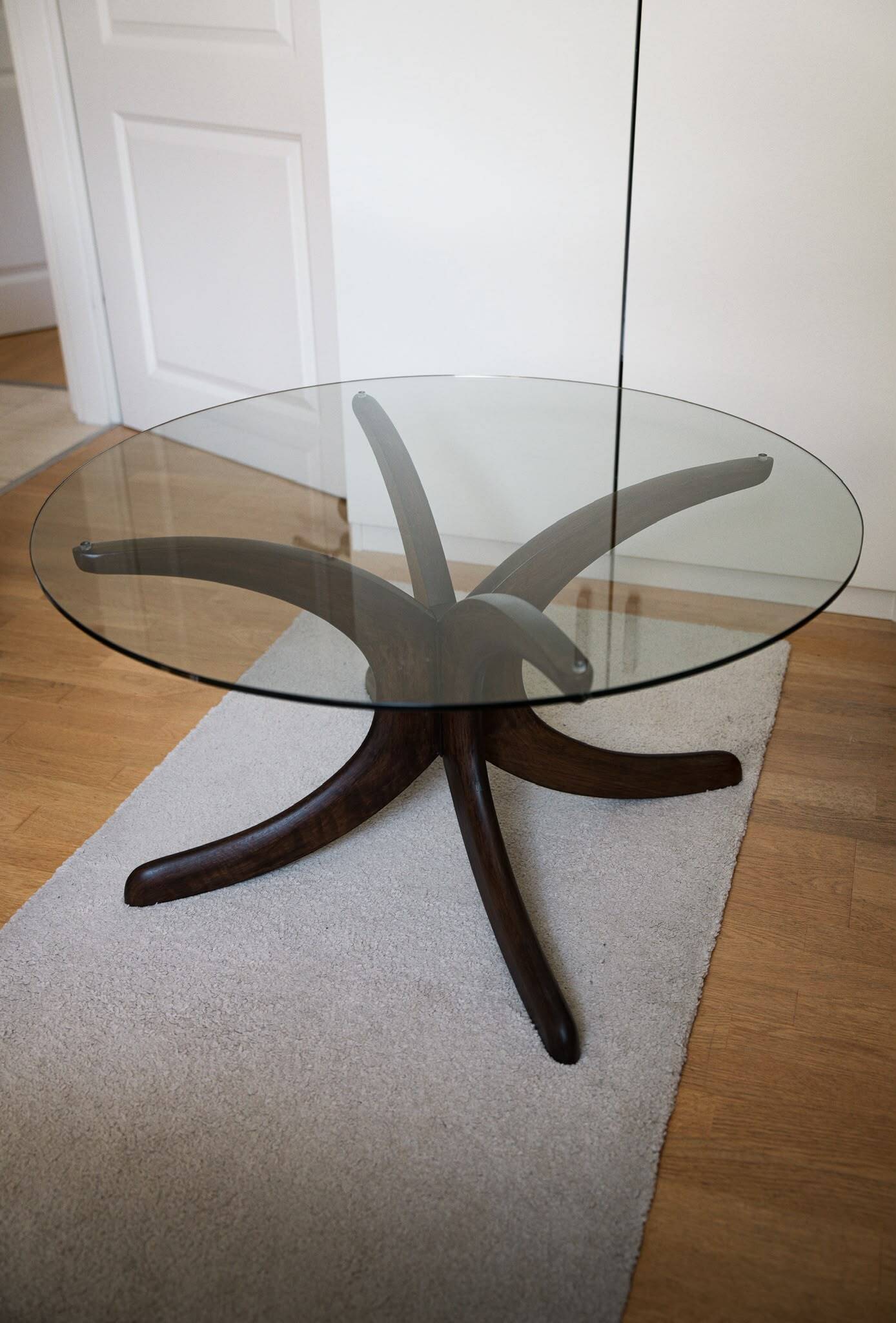 Table basse en verre et en bois