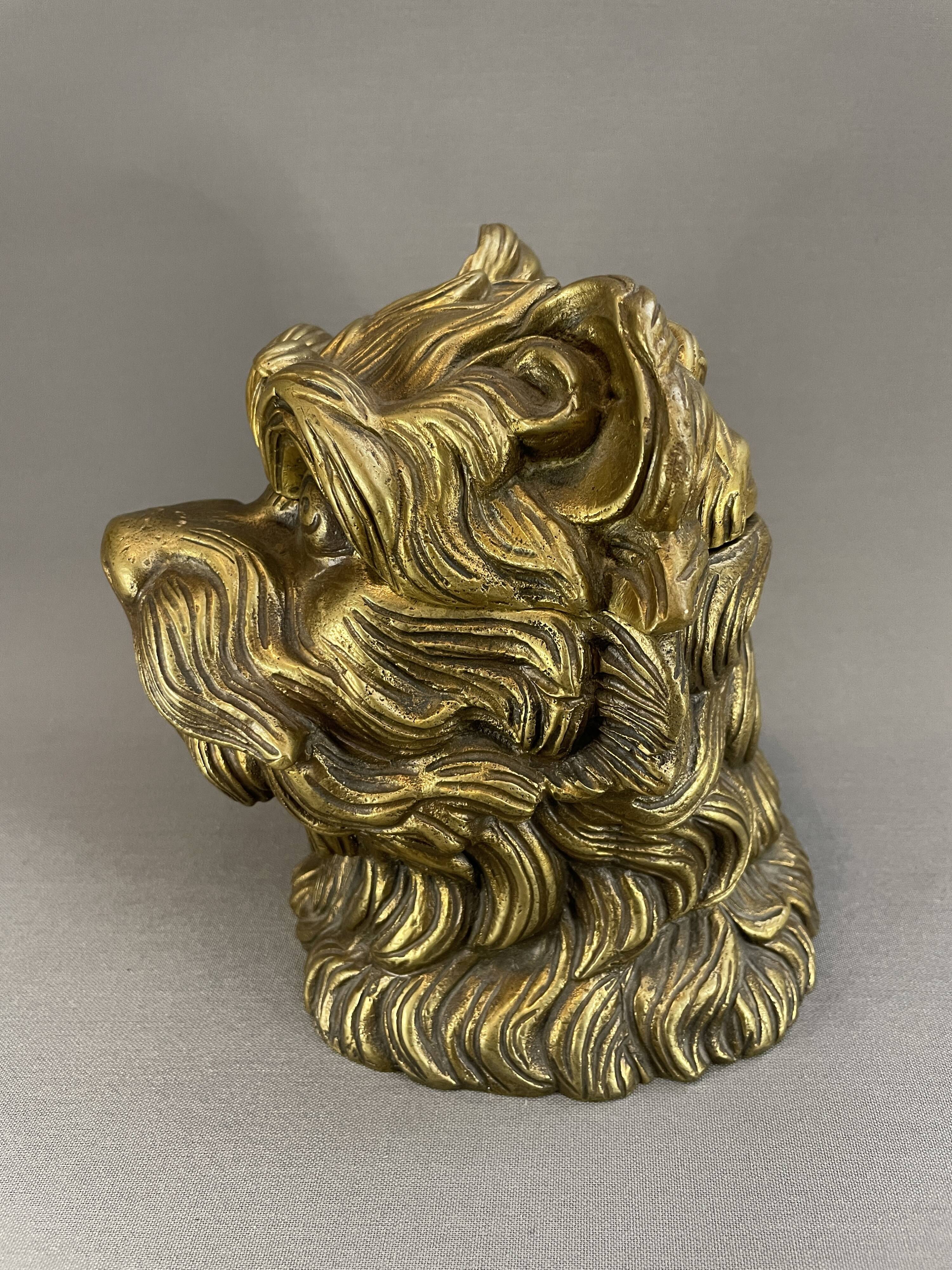 Pot à tabac en bronze en forme de tête de chien, vers 1900