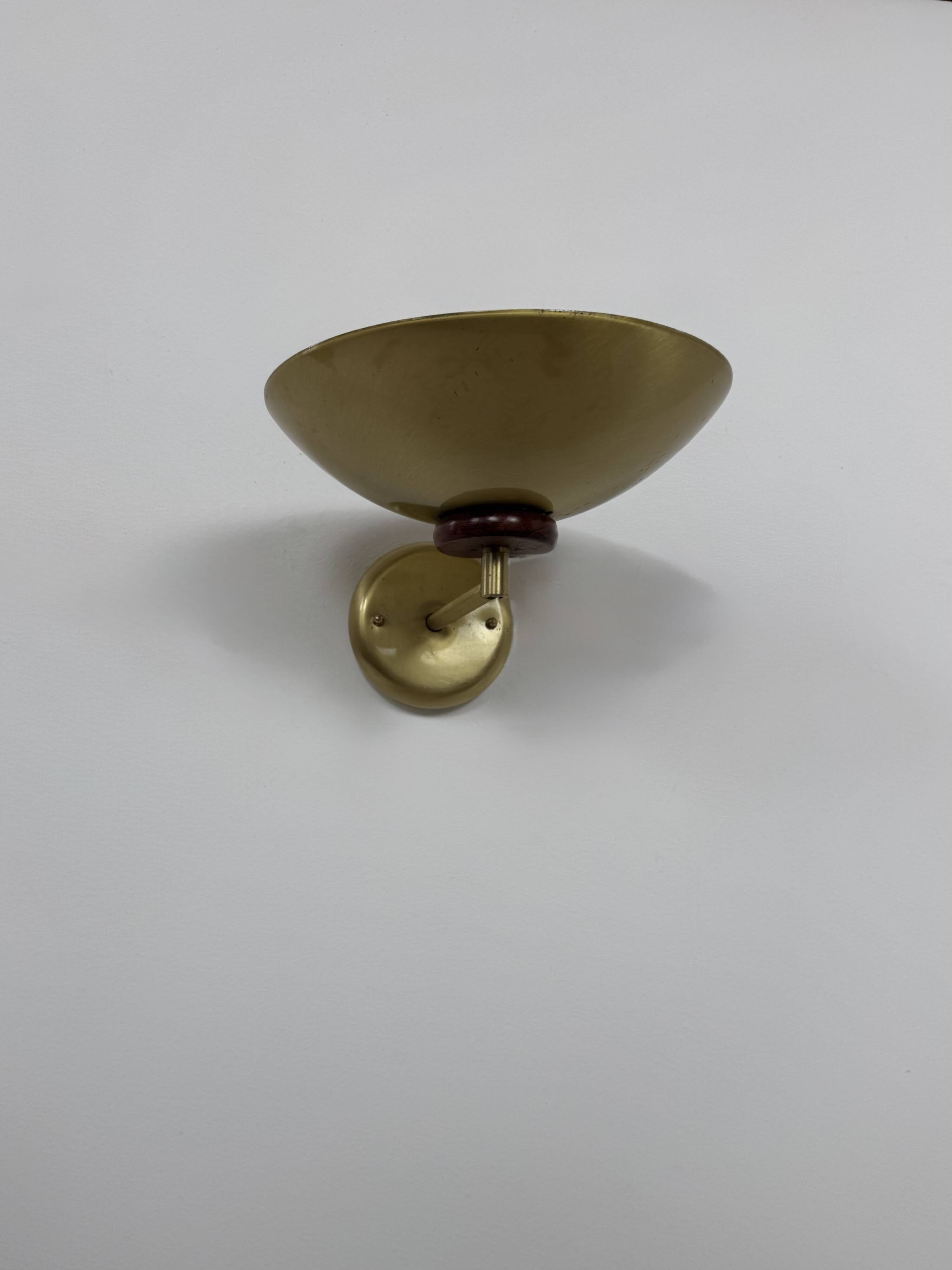 Vintage adjustable wall light, brass and wood, France 1970.