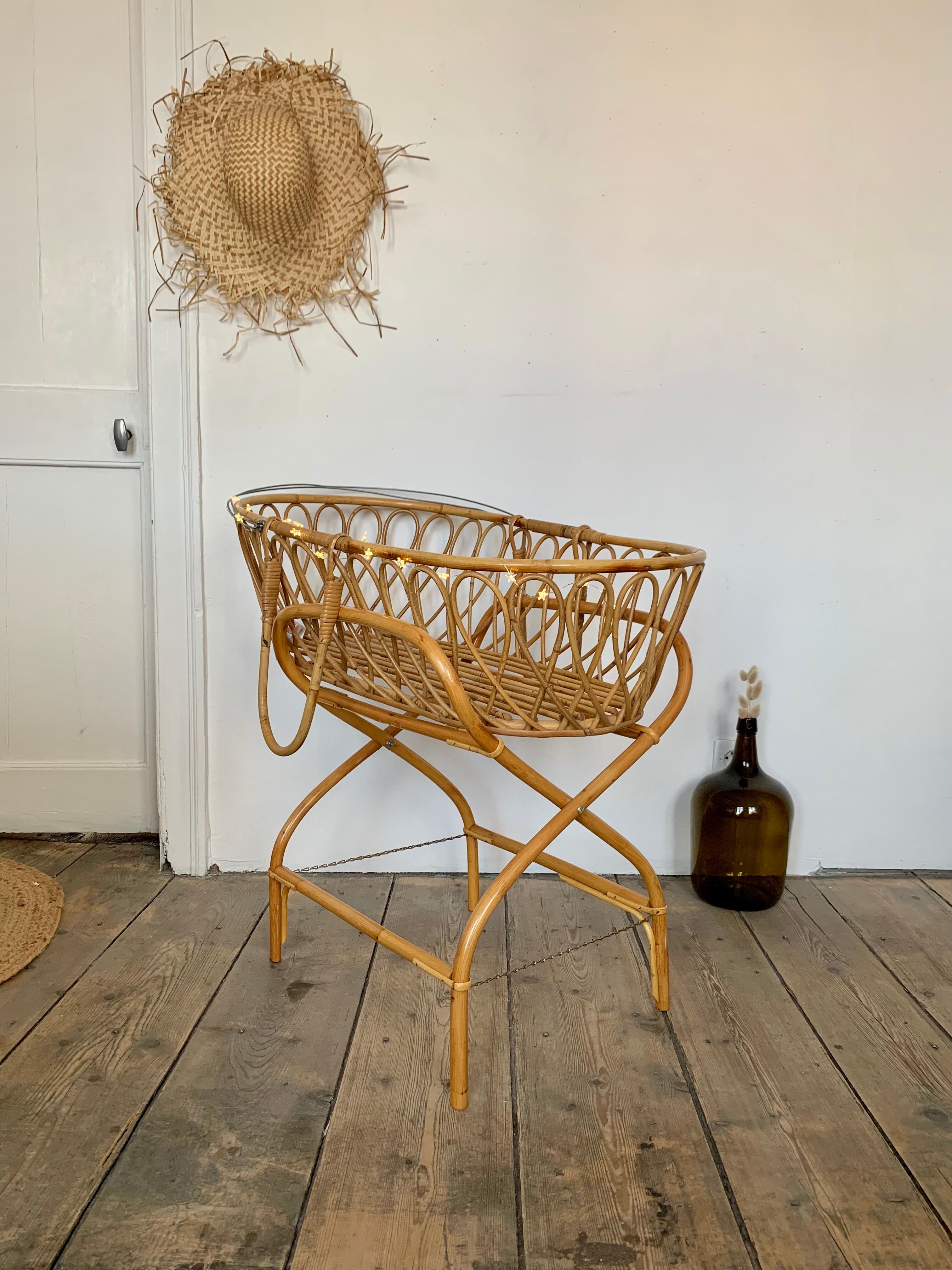 Vintage rattan couffin & its foot