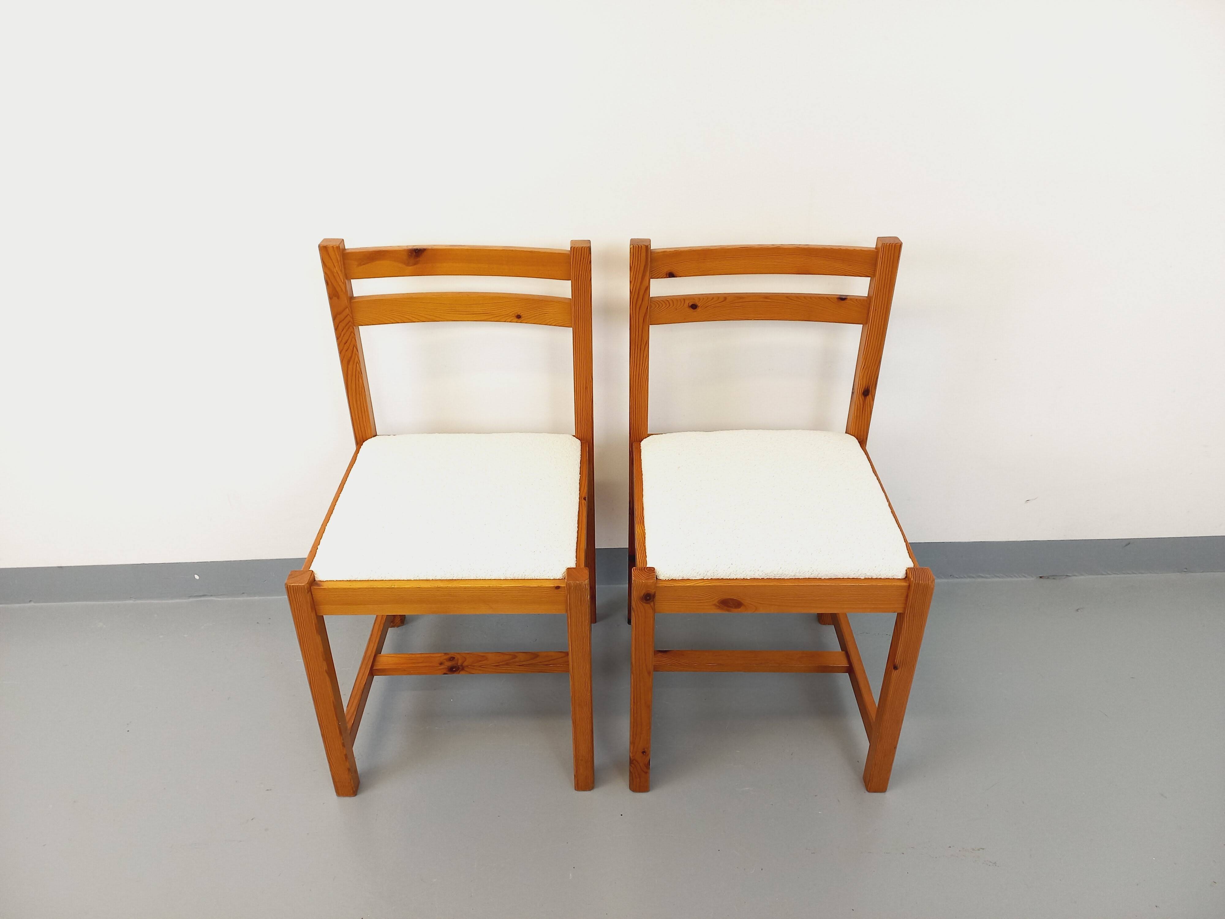 Pair of vintage chairs in pine and white terry fabric from the 70s