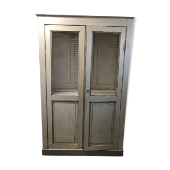 Armoire parisienne rénovée avec grillage poulailler