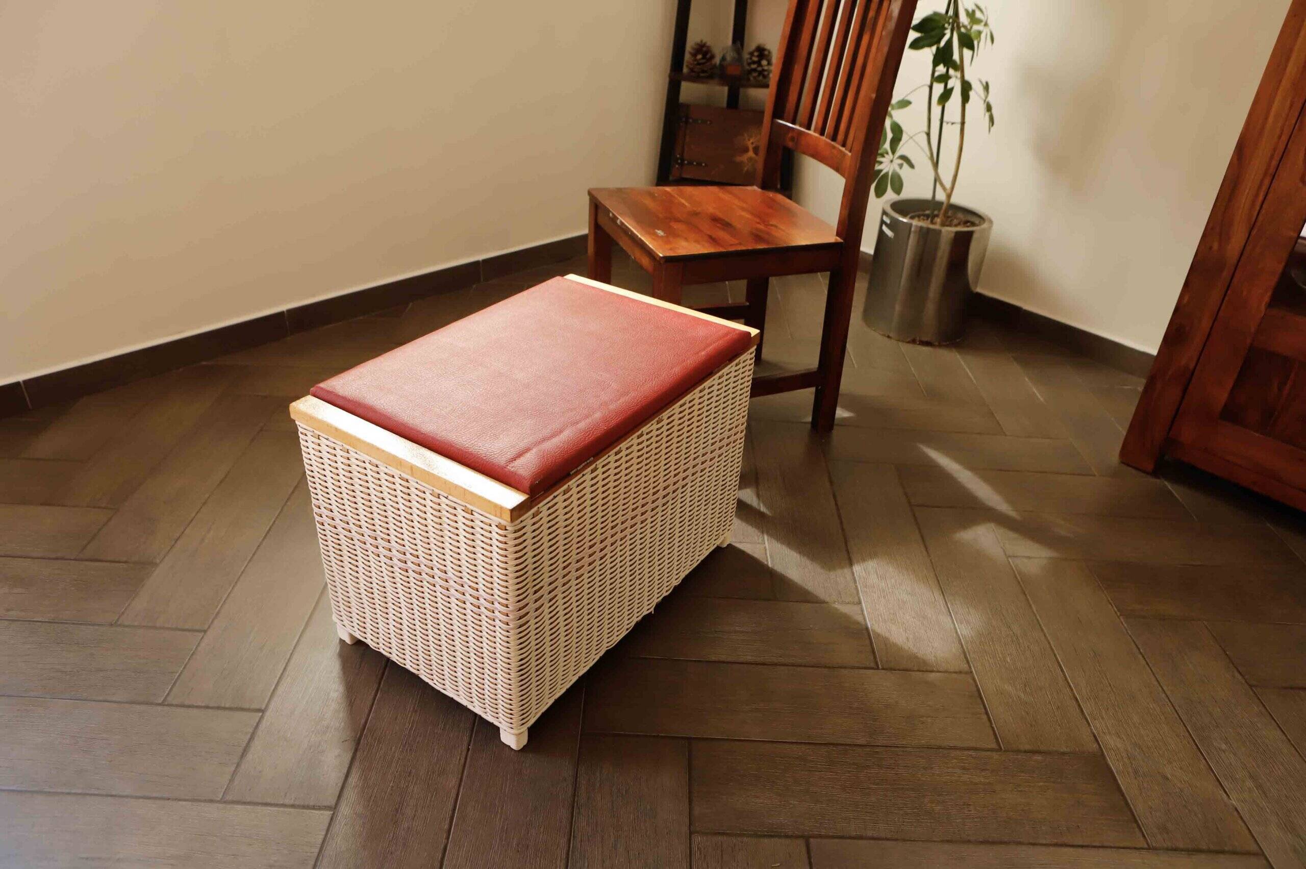 Coffre rétro en rotin servant d'assise et de rangement