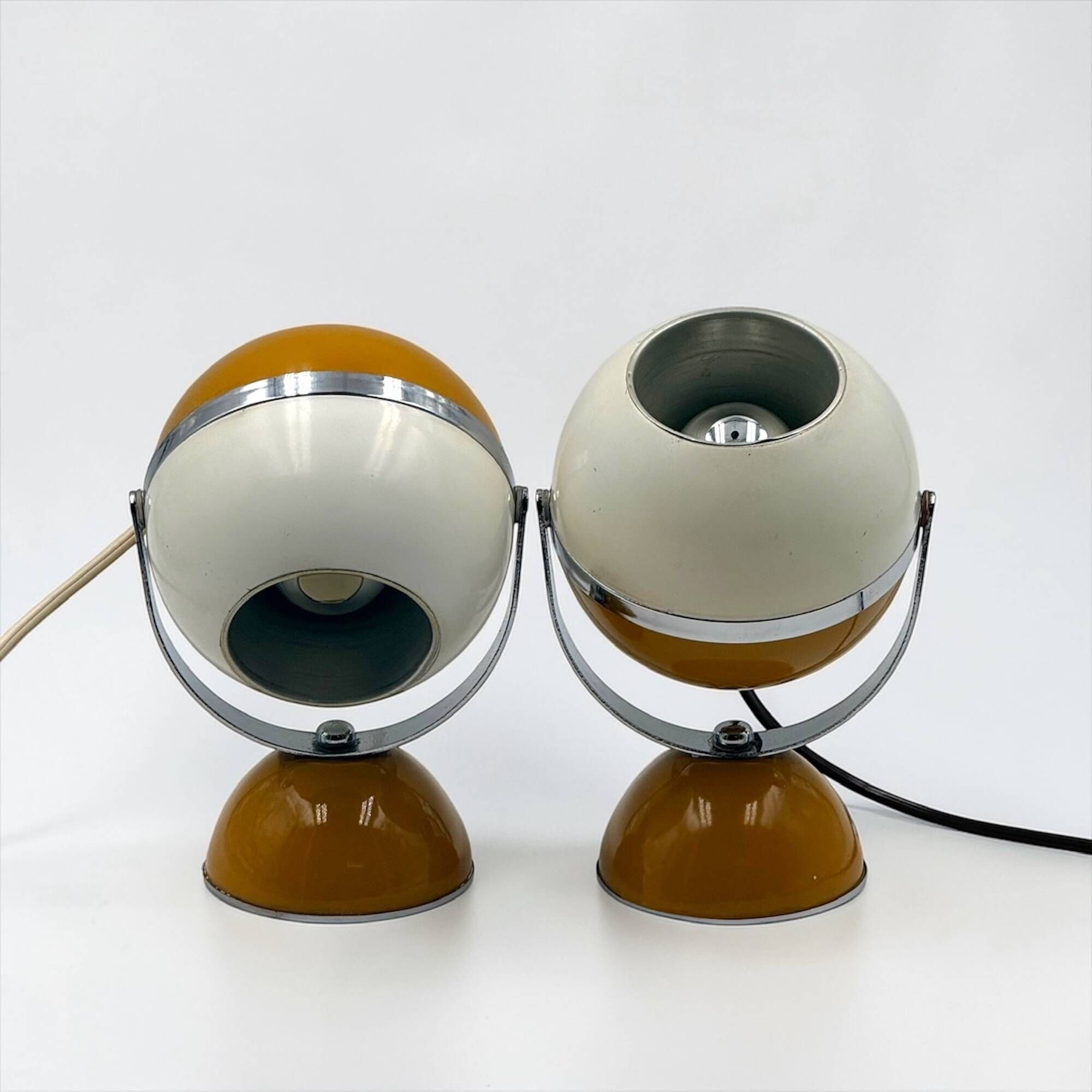 Paire de lampes eyeball Space Age métal blanc moutarde chrome Italie 1960s
