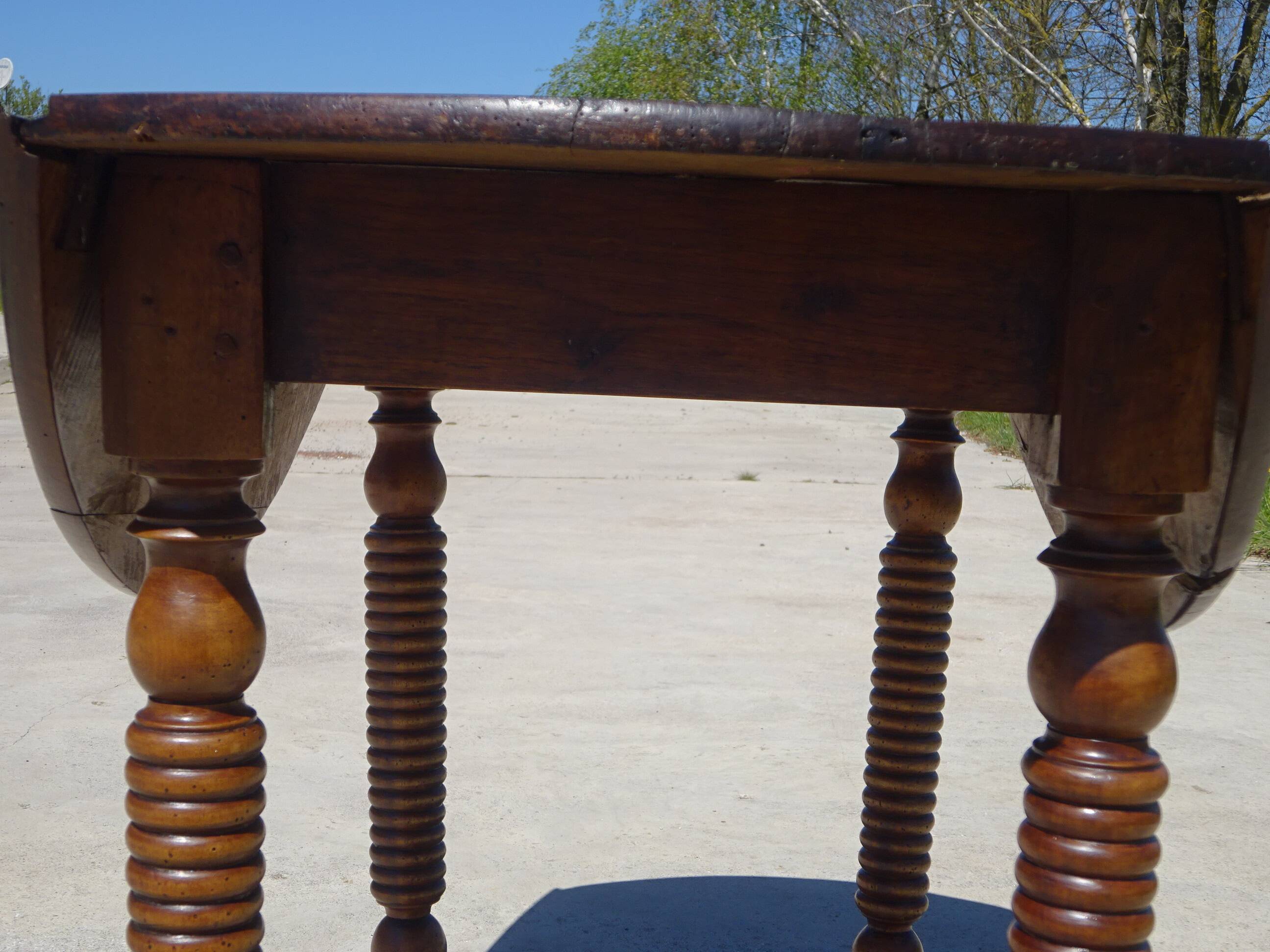 Drop-leaf table, honey-spoon-shaped legs