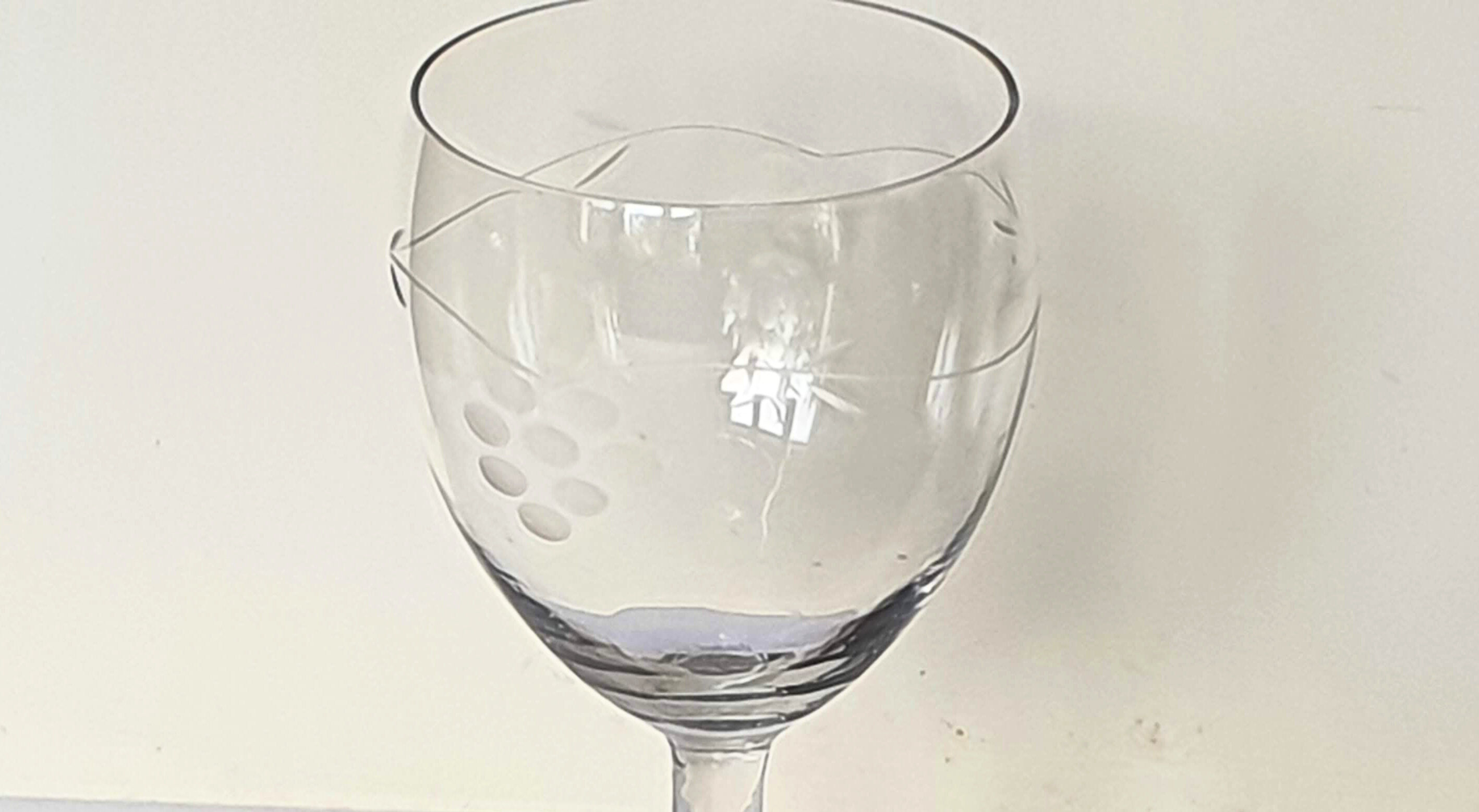 Lot de 10 verres et un pichet en verre gravé
