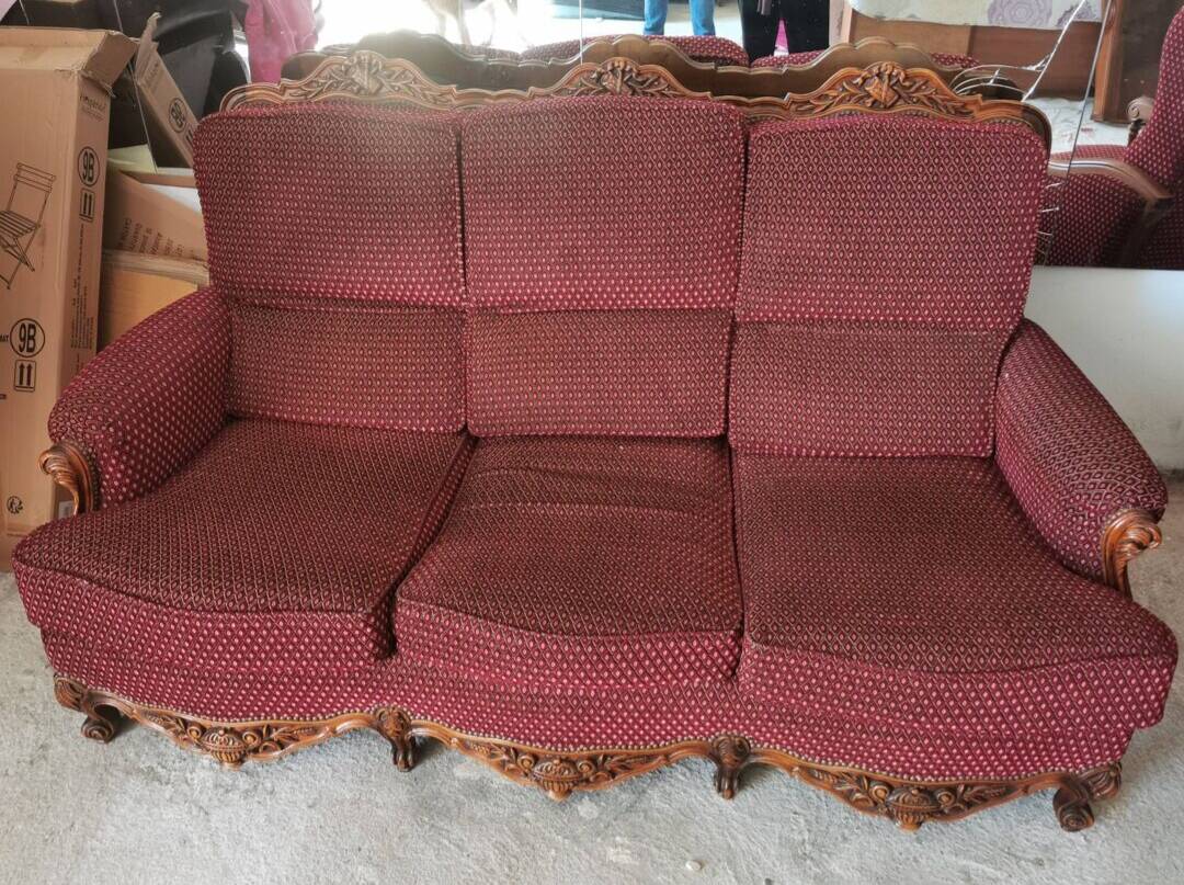 Burgundy velvet canapé bed in Louis XV Regency style.