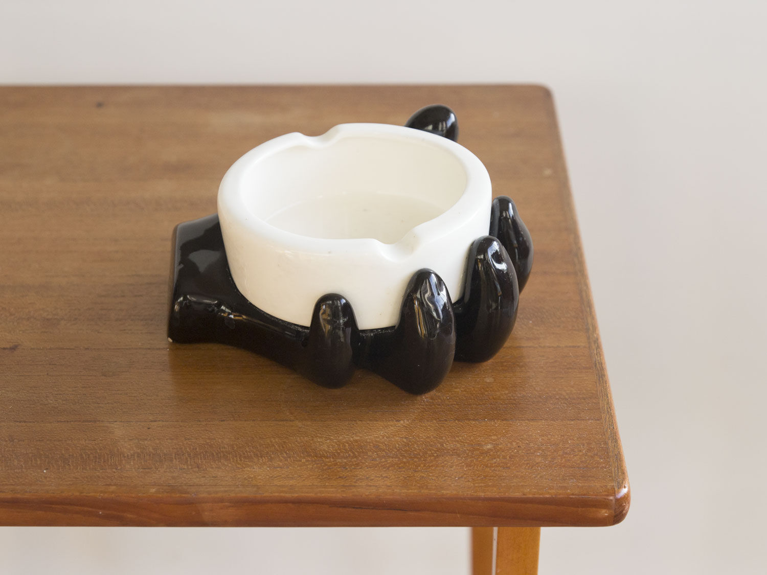 Hand ashtray