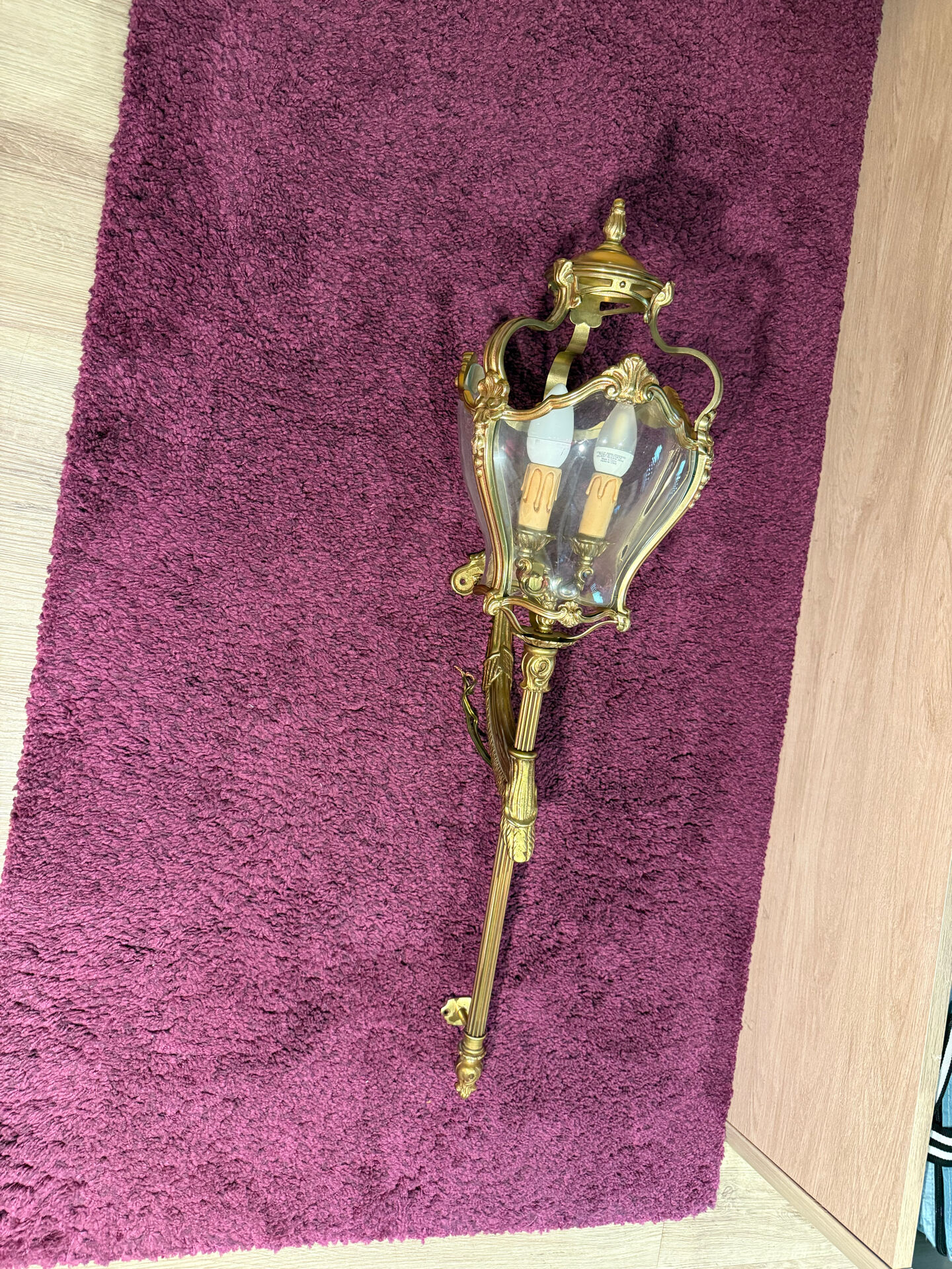 Set of bronze and curved glass light fixtures – Louis XV style – read