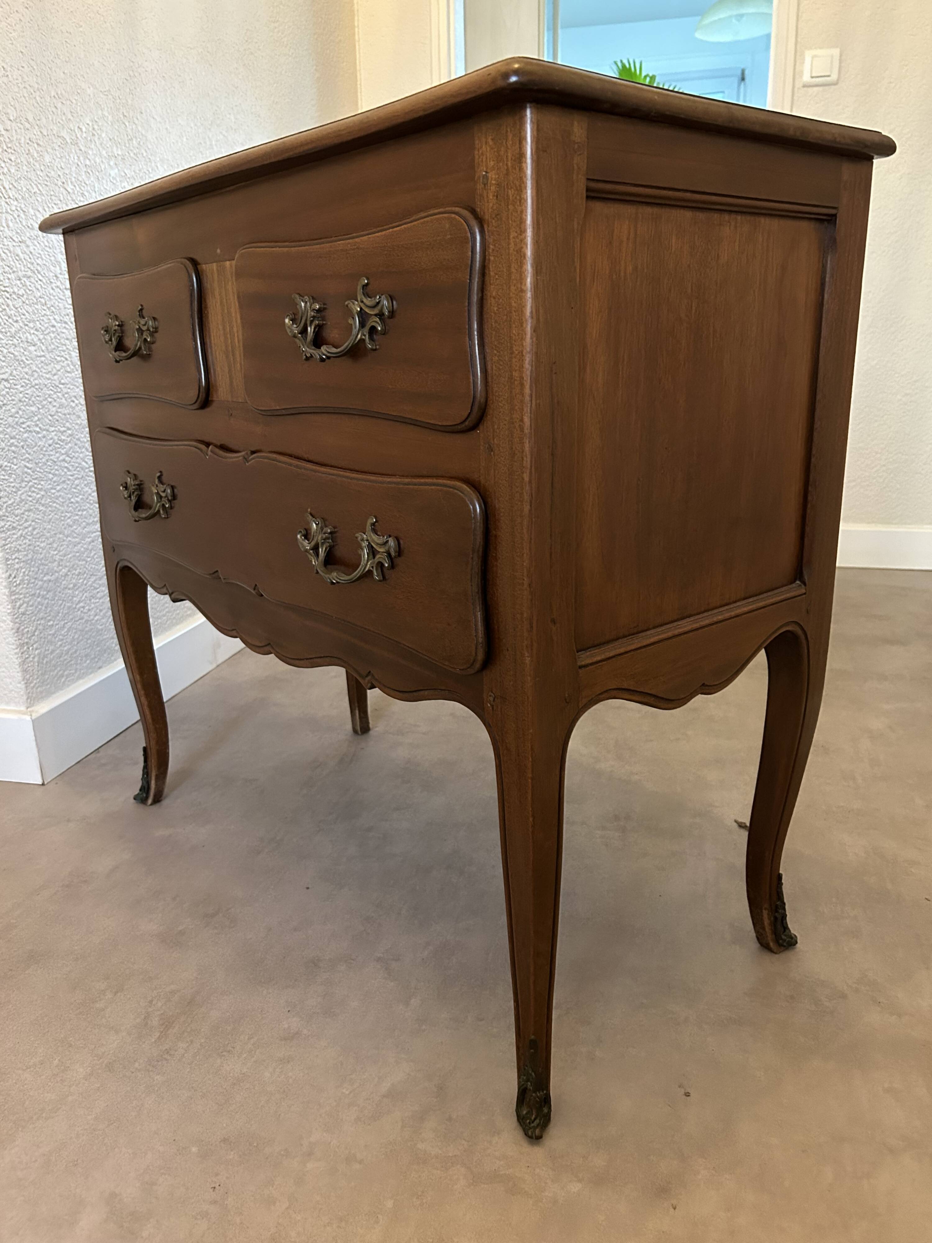 Louis XV style commode in solid wood, 19th century
