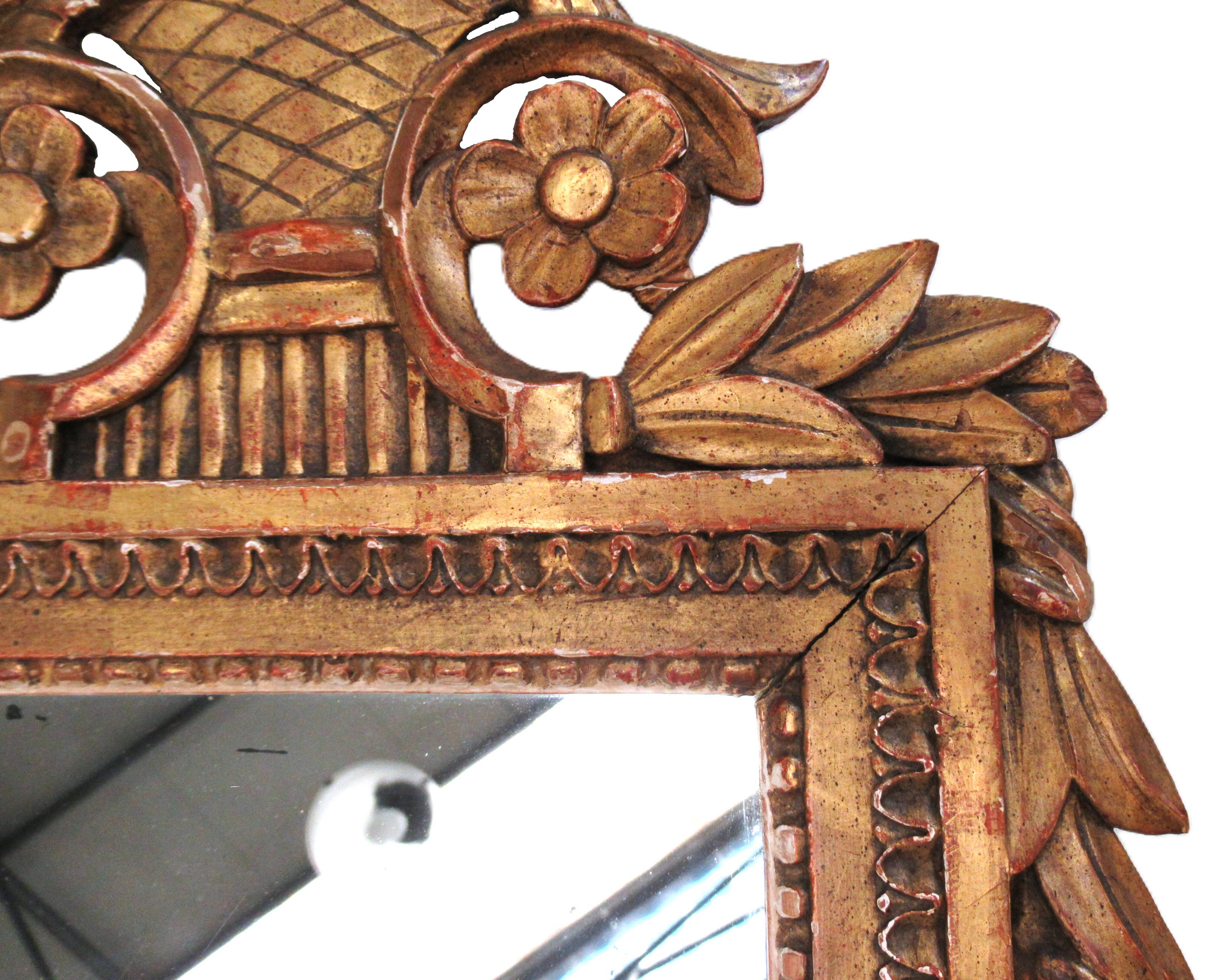 Petit miroir de dame Louis XVI en bois sculpté et doré