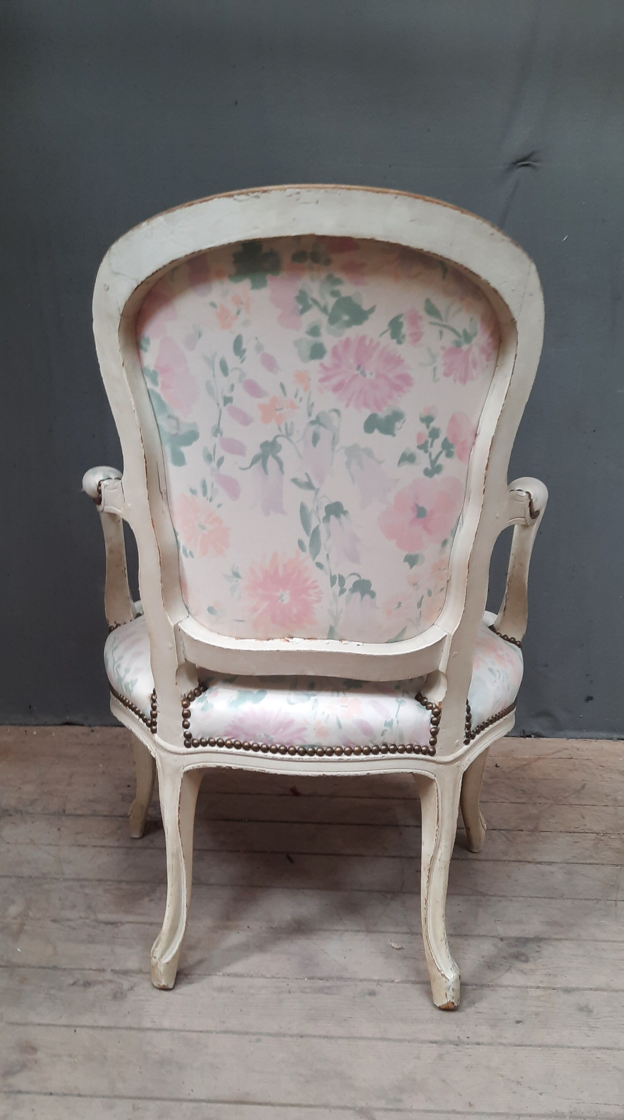 Louis XV armchair in white lacquered wood