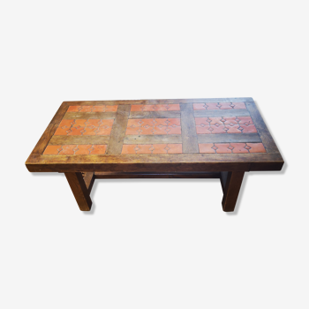 Wooden coffee table and terracotta