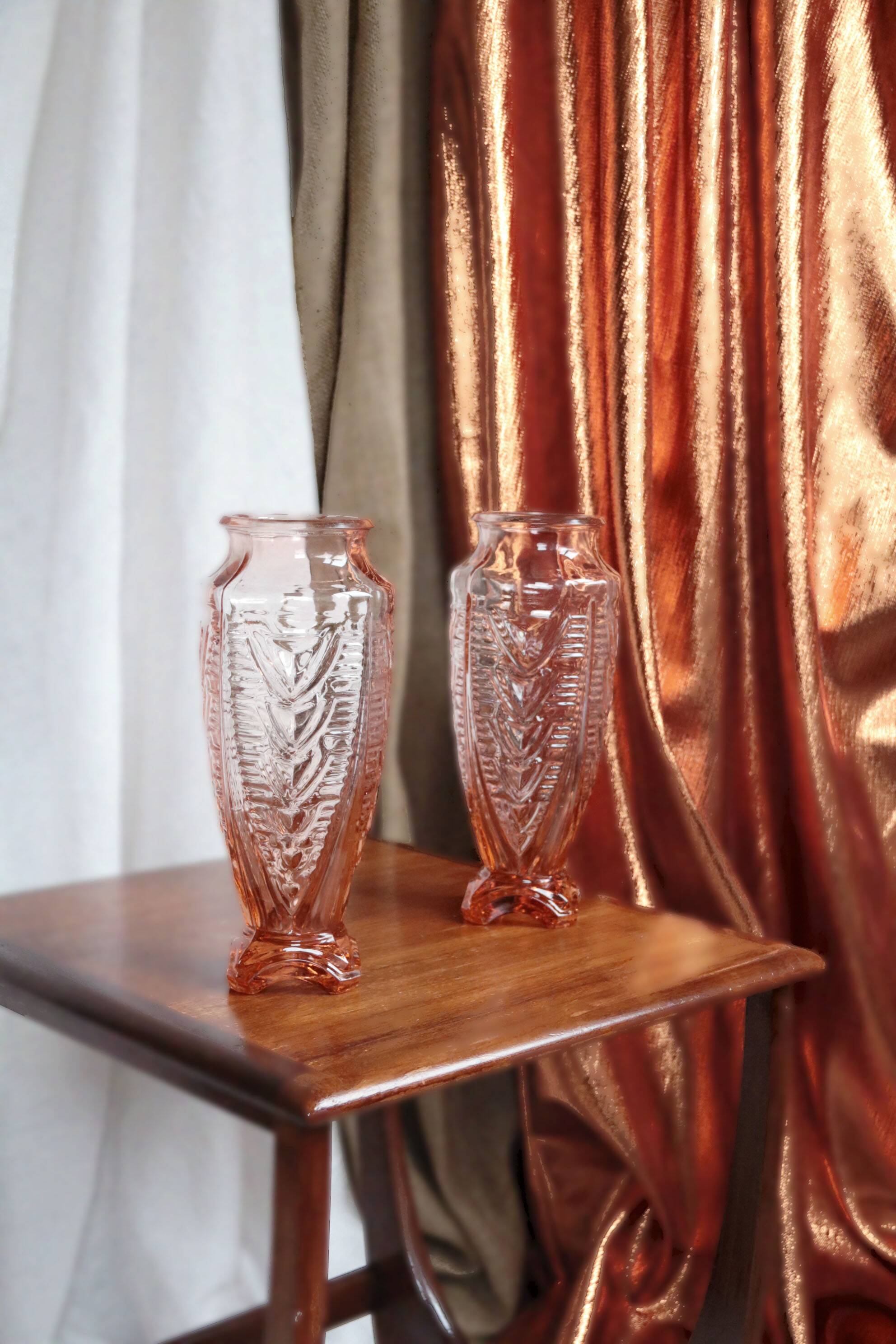 Paire de vases en verre rose Art Déco