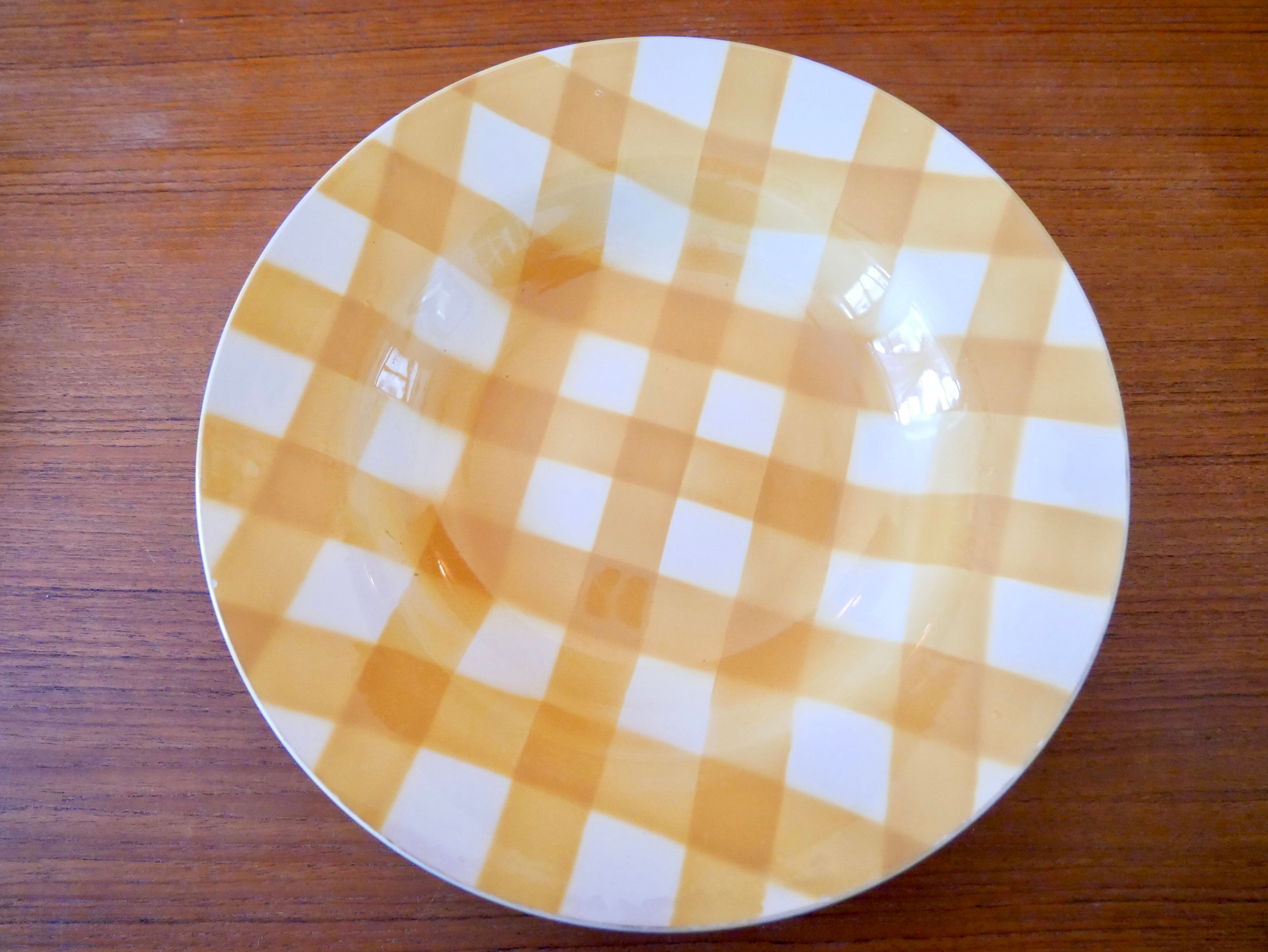 6 hollow plates with yellow and white checkered