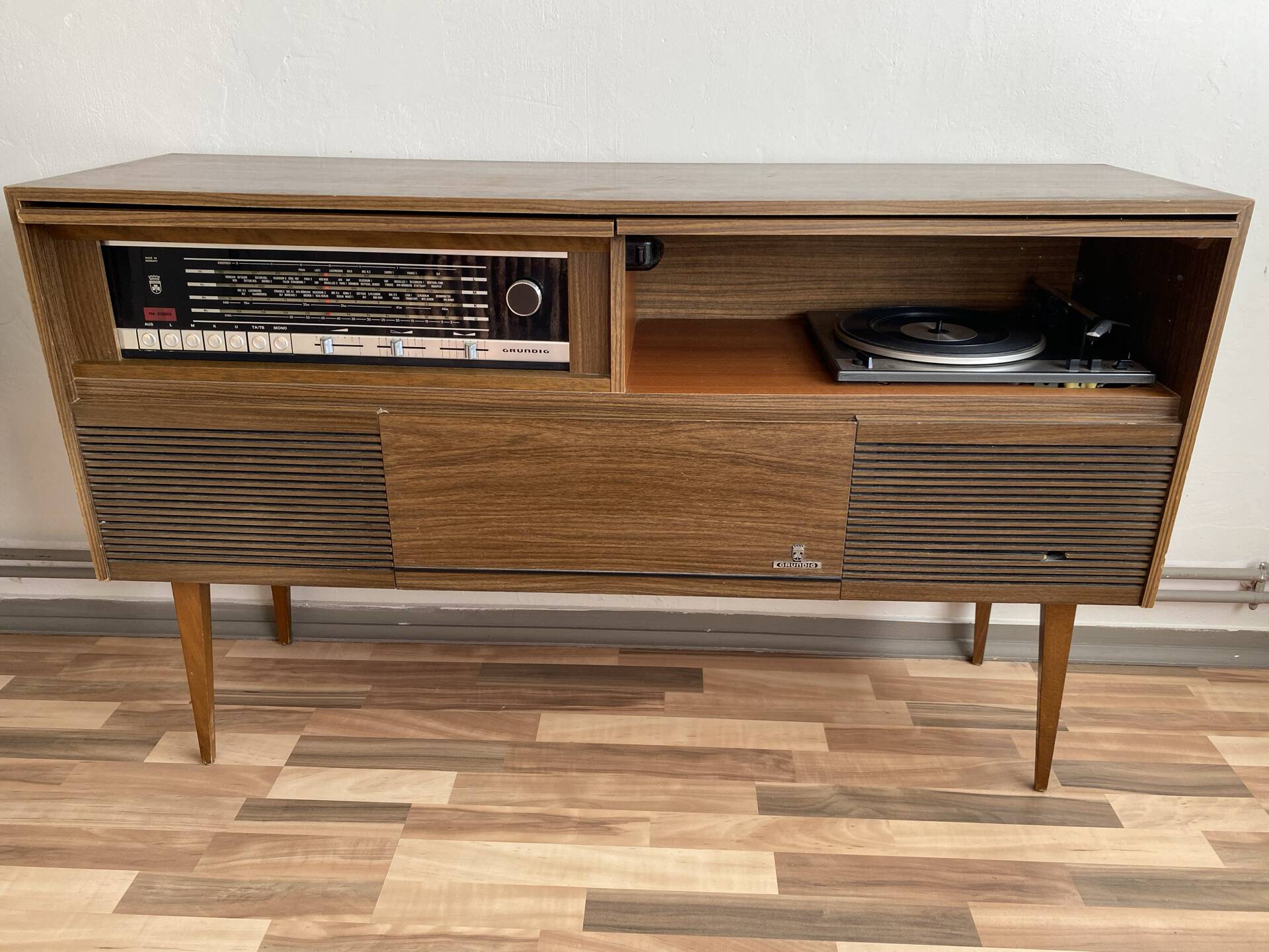 Vintage Grundig hi-fi furniture from the 60s/70s – radio & turntable inside