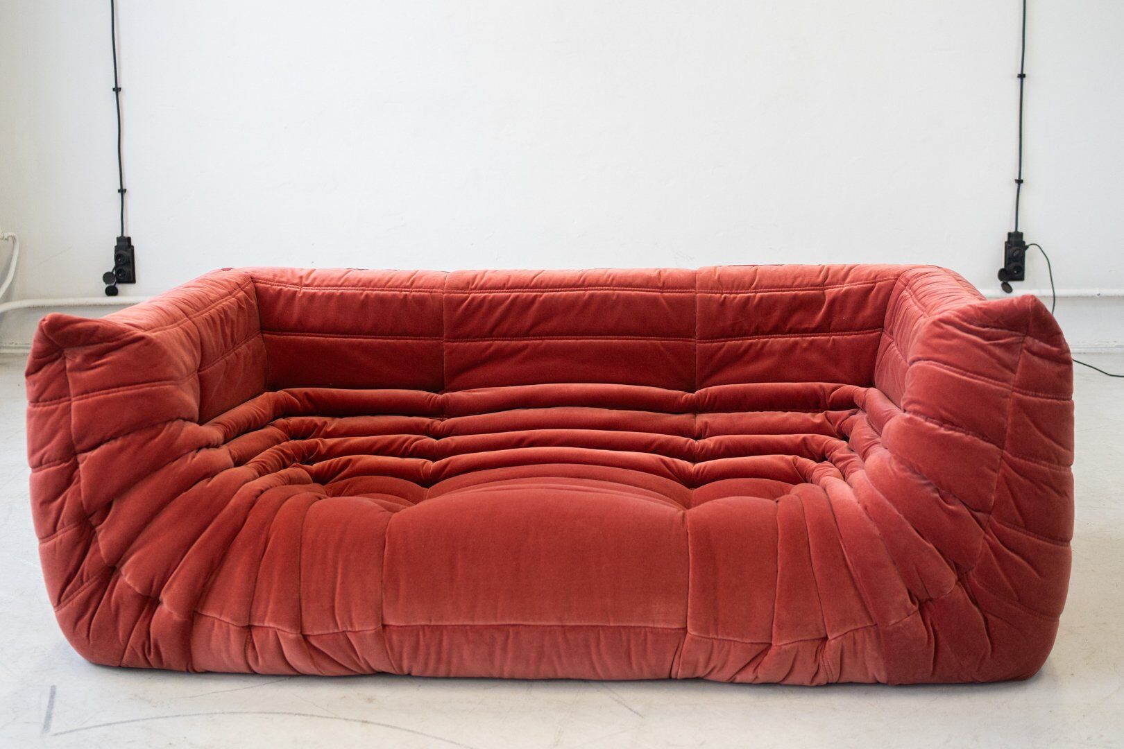 Canapé Togo vintage deux places avec accoudoirs en velours bordeaux par Michel Ducaroy pour Ligne Roset, années 1970.
