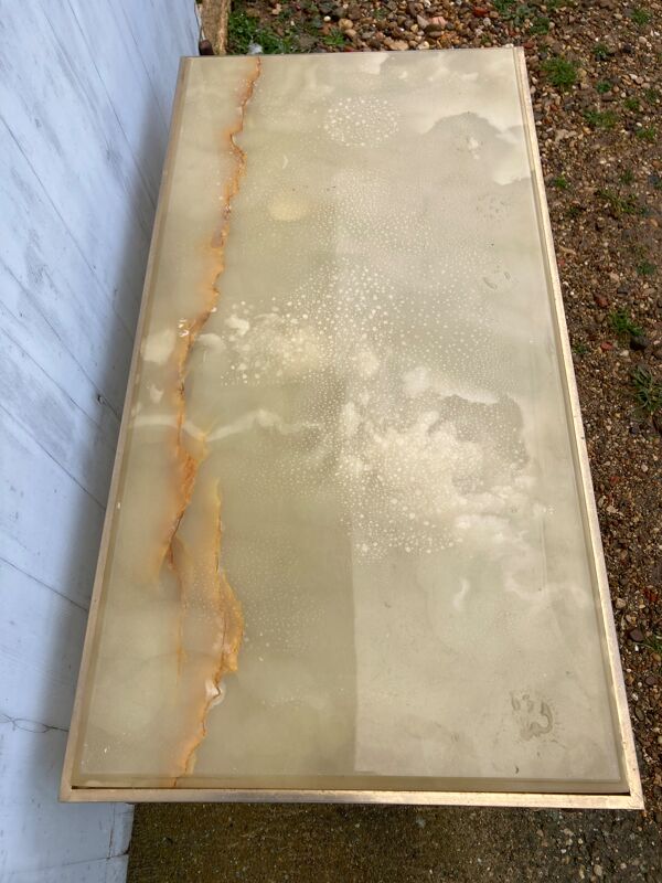 Table basse dessus pierre