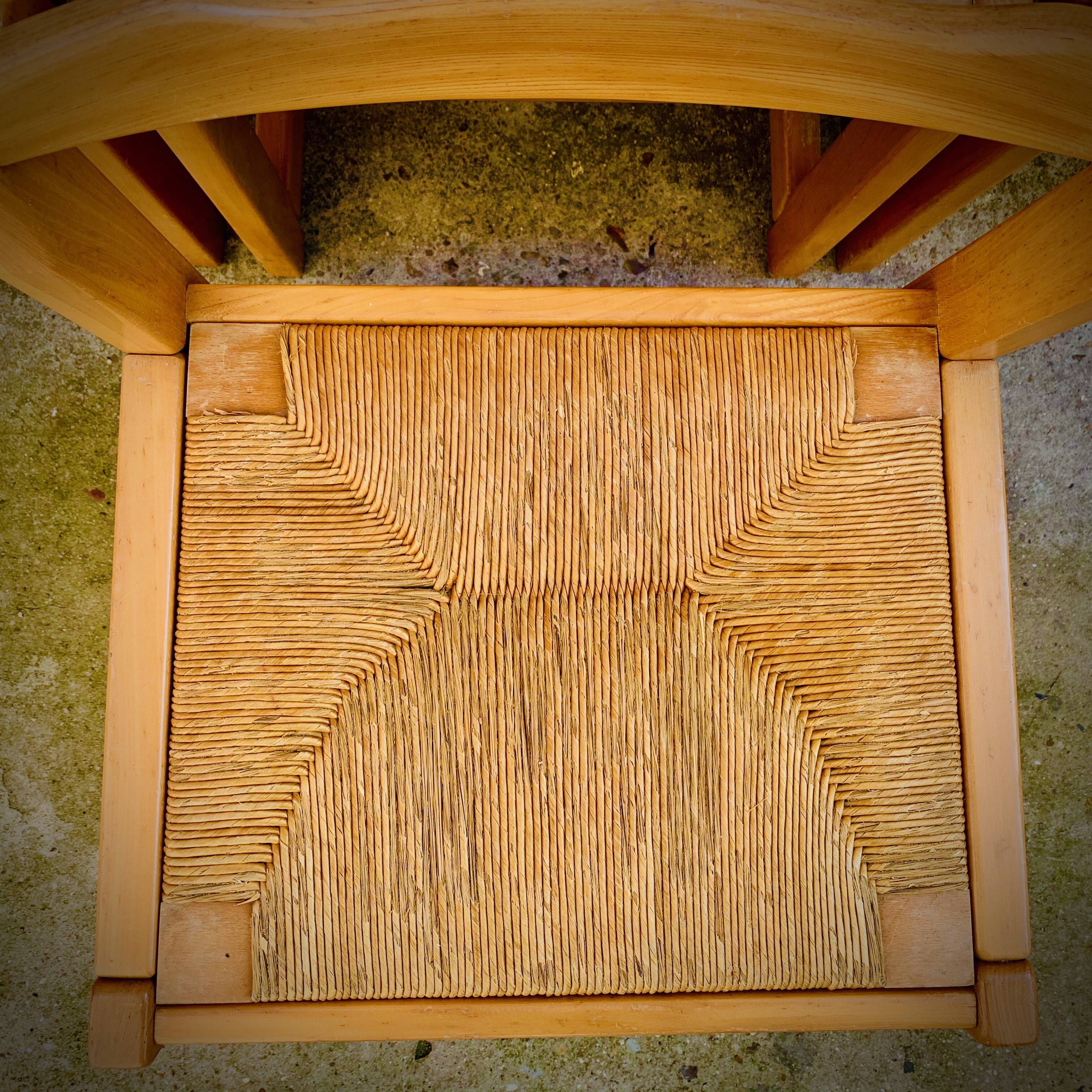 Set of 4 vintage elm chairs - large straw seat 1970