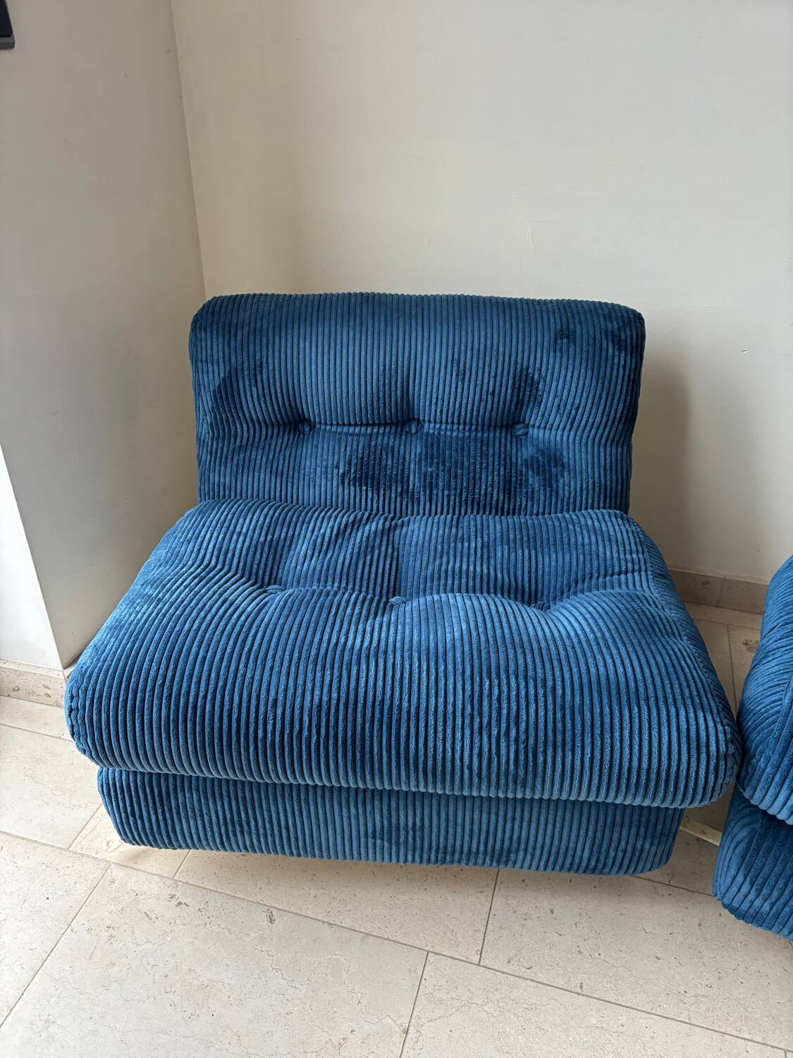 Paire de fauteuils / chauffeuses amanta par mario bellini