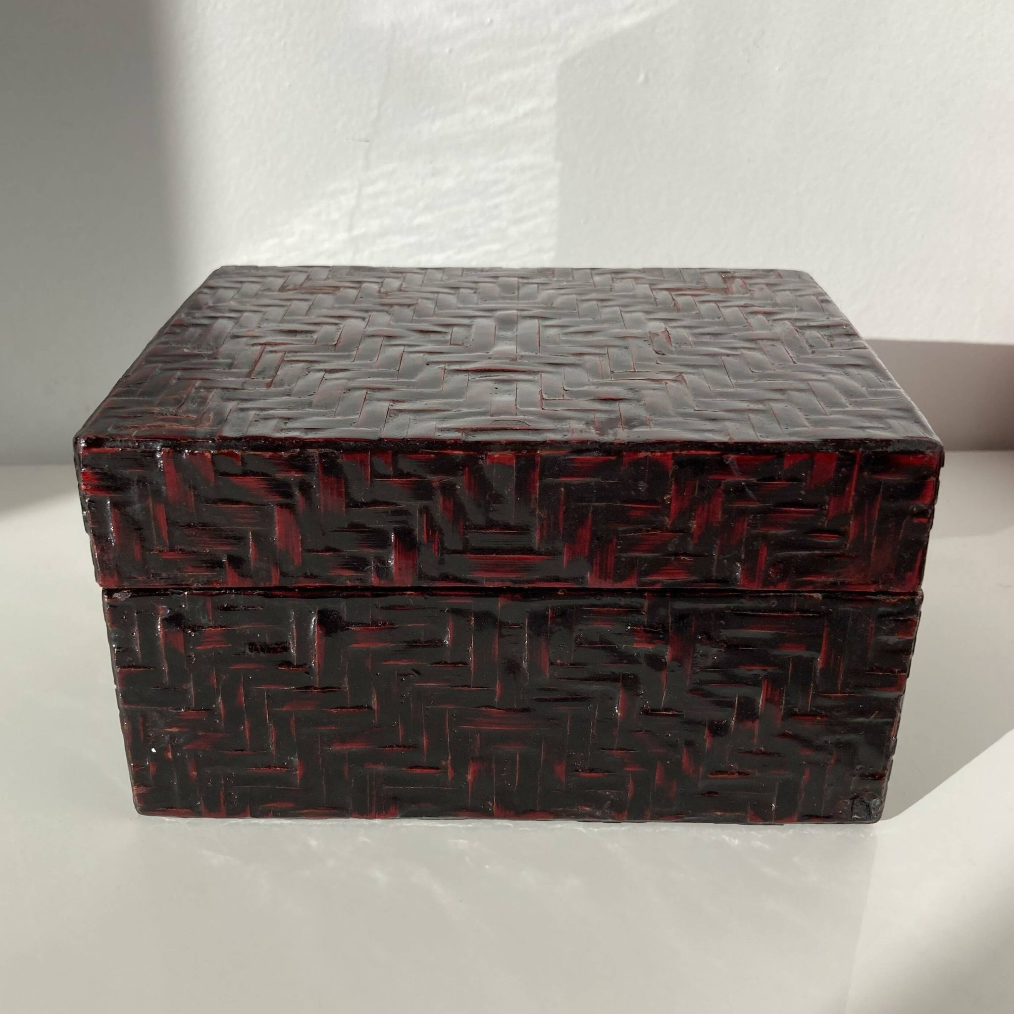 Boîte chinoise vintage de forme rectangulaire en bambou tressé et laqué