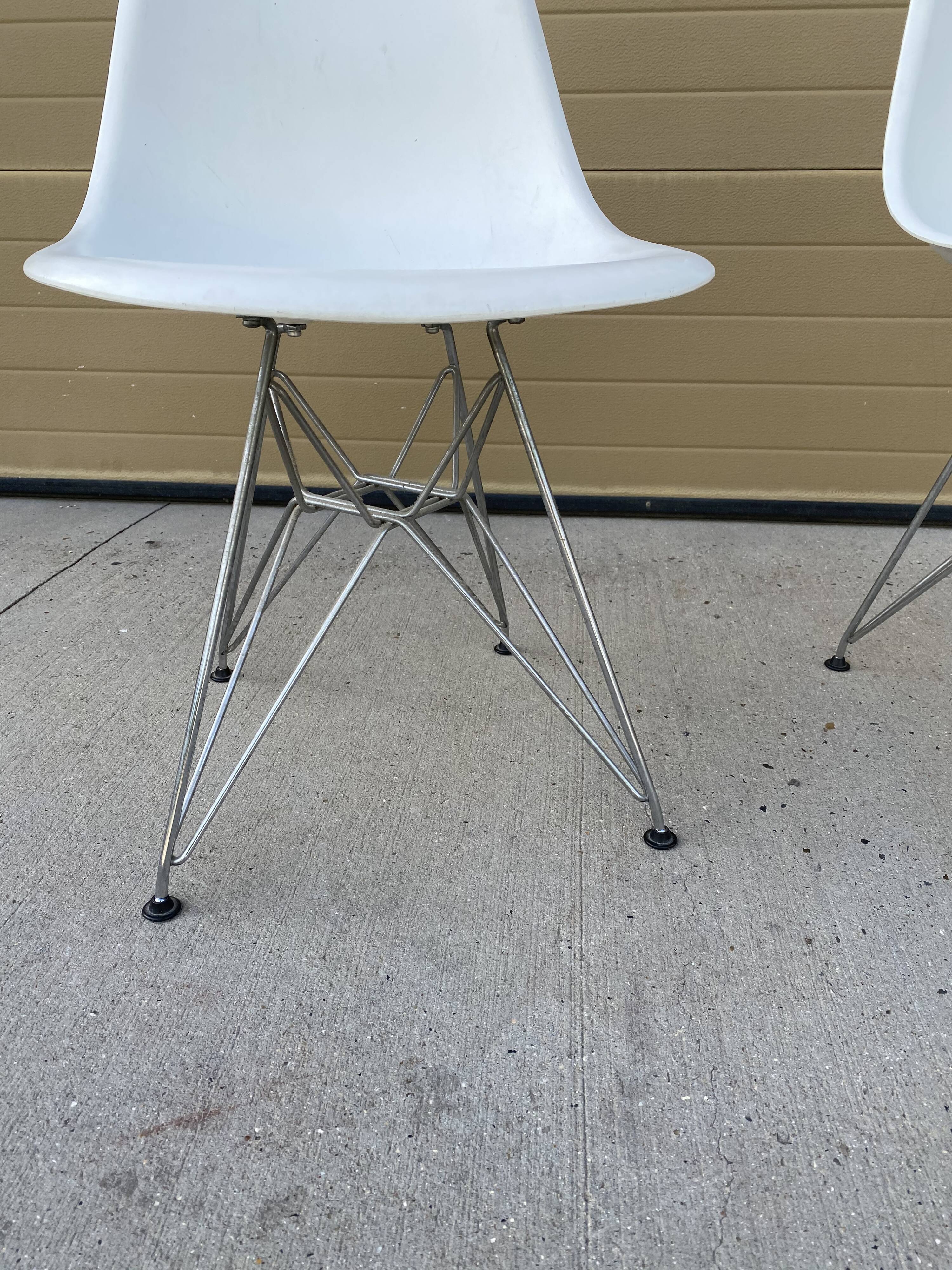 Eames Fiberglass Chair DSR parchment - Charles & Ray Eames pour Vitra 1950