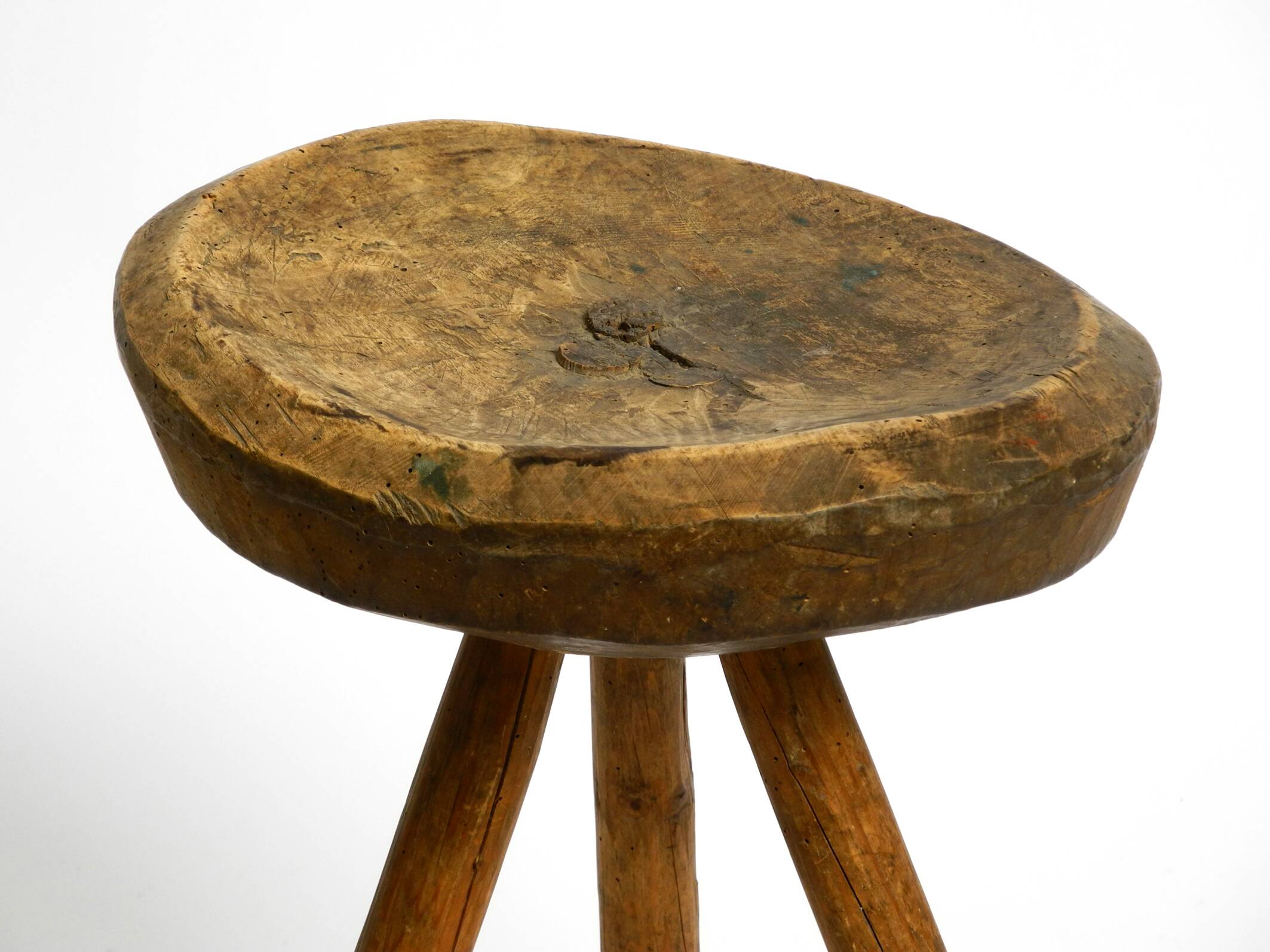 Tabouret en bois massif à trois pieds, sculpté à la main des années 1900, avec une patine fantastique.