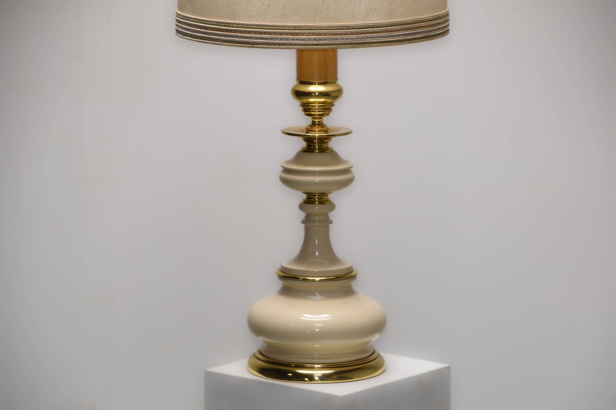 Lampe Cenacchi surdimensionnée beige et or. Vers 1980.